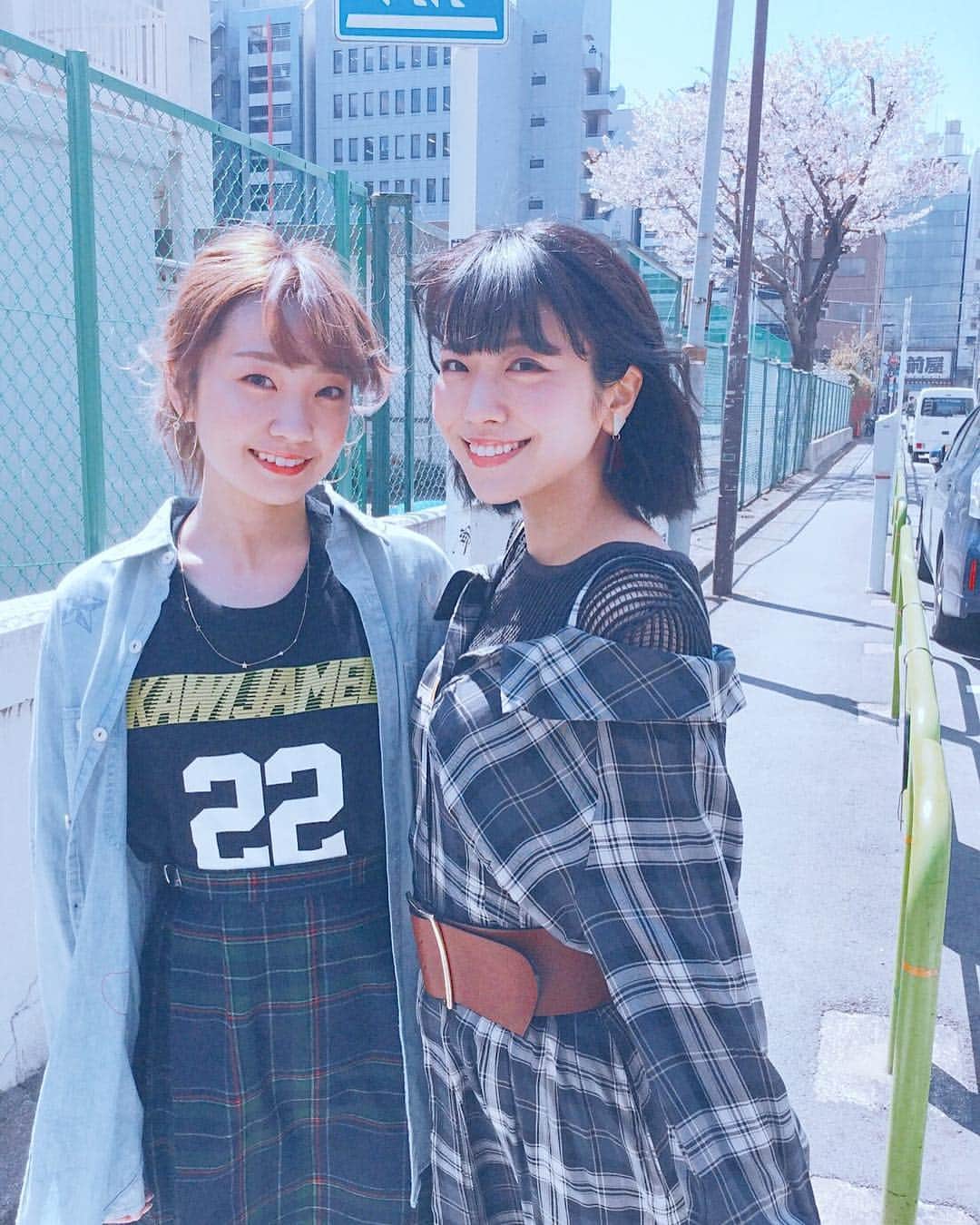 のインスタグラム：「. #CDジャーナル 5.6月号✨ #silentsiren さんとW表紙を飾らせて頂きました♪ . . #poppinparty からは愛美&あやか✌️ . . すぅさんとひなんちゅさんと対談しました😊💓 . . ポピパの衣装はスタイリングしてもらったよー！👍👍👍 . #ootd」