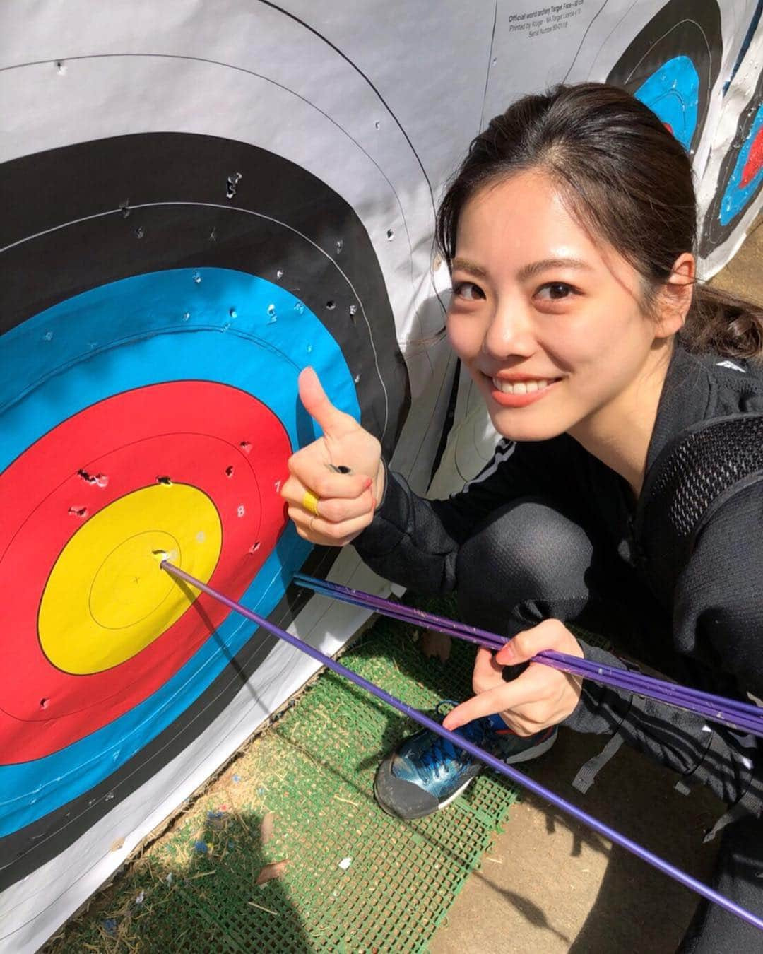 坪井保菜美さんのインスタグラム写真 - (坪井保菜美Instagram)「▪︎ジモスポかながわまちだ スポーツ探検隊レポーターのほっちです。 ・ 今回は、フィールドアーチェリーに初挑戦！ 町田市にある、「花のやまフィールドアーチェリー」 ・ 大自然の中に、12〜24コースもあるいろんな的に向かって3本の矢を打ち、点数を競います。 ・ 今回アーチェリーは初めてでしたが、初心者の方でも丁寧に指導を受けてからコースを回ることが出来るので安心！ ・ うん。おもしろい！！ そして今この時期最高の季節♩ 緑に囲まれてて空気も綺麗だし、かなり集中できるんです。 鳥さんがチュンチュン鳴いてて気持ちがよいですー。 少し山登り感覚でコースを回れるので、良い運動にもなりますよ。 ・ プライベートでまた行きたい。 お友達や家族と楽しみながら回れるので、ぜひ体験してみてくださいね！！ ・ 【JCOM神奈川エリア】 5月10日(金)に放送です♩ J:COMチャンネル 11ch 20:30〜 ・ #ジモスポ #ジモスポかながわまちだ  #レポーター #ほっち #坪井保菜美 #神奈川 #町田 #フィールドアーチェリー  #アーチェリー #花のやまフィールドアーチェリー #adidas #millet」4月22日 15時24分 - honamitsuboi