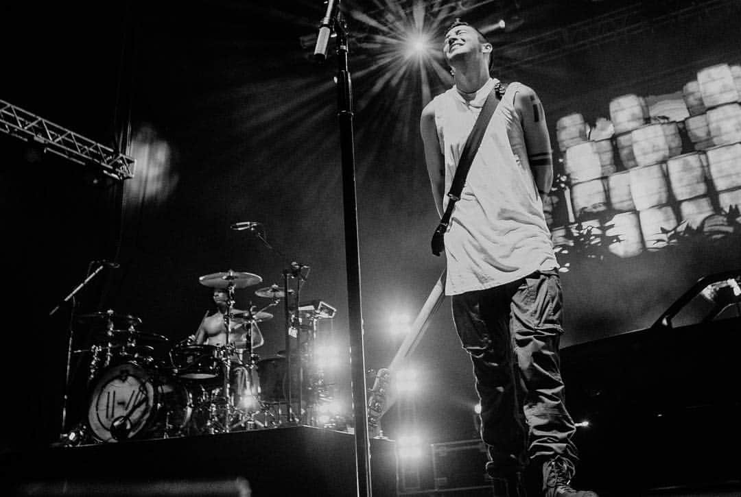 トゥエンティ・ワン・パイロッツのインスタグラム：「photos of the show [asunción.bogotá.sãopaulo]」