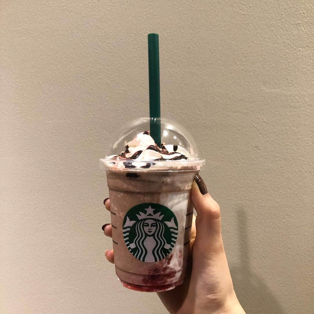 遊馬萌弥さんのインスタグラム写真 - (遊馬萌弥Instagram)「#strawberryverymuchfrappuccino  #strawberryverymuchfrappuccino_white  #starbucks  #ストロベリーベリーマッチフラペチーノ  #🍓 #custom」4月22日 15時46分 - meiya_yuma