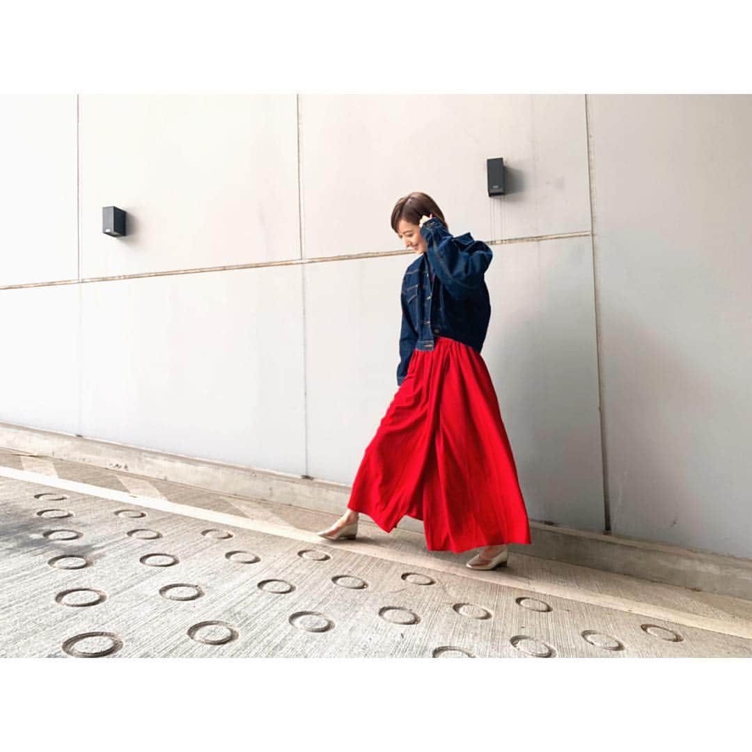 佐々木希さんのインスタグラム写真 - (佐々木希Instagram)「最後の写真の躍動感。笑  denimjacket. skirt. tops#iNtimite bag#JANDMDAVIDSON shoes#collex  #のぞみの私服」4月22日 15時49分 - nozomisasaki_official