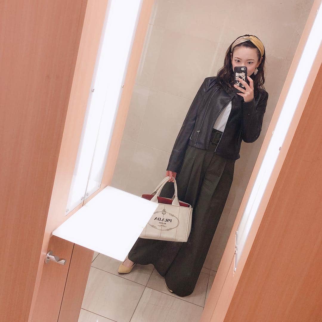 森園れんのインスタグラム：「普段着はカジュアルなパーカーが多いけど、たまにはこーゆー格好もします(笑)  #ootd  #zara #prada  #カチューシャ #オールバック #おでこ」