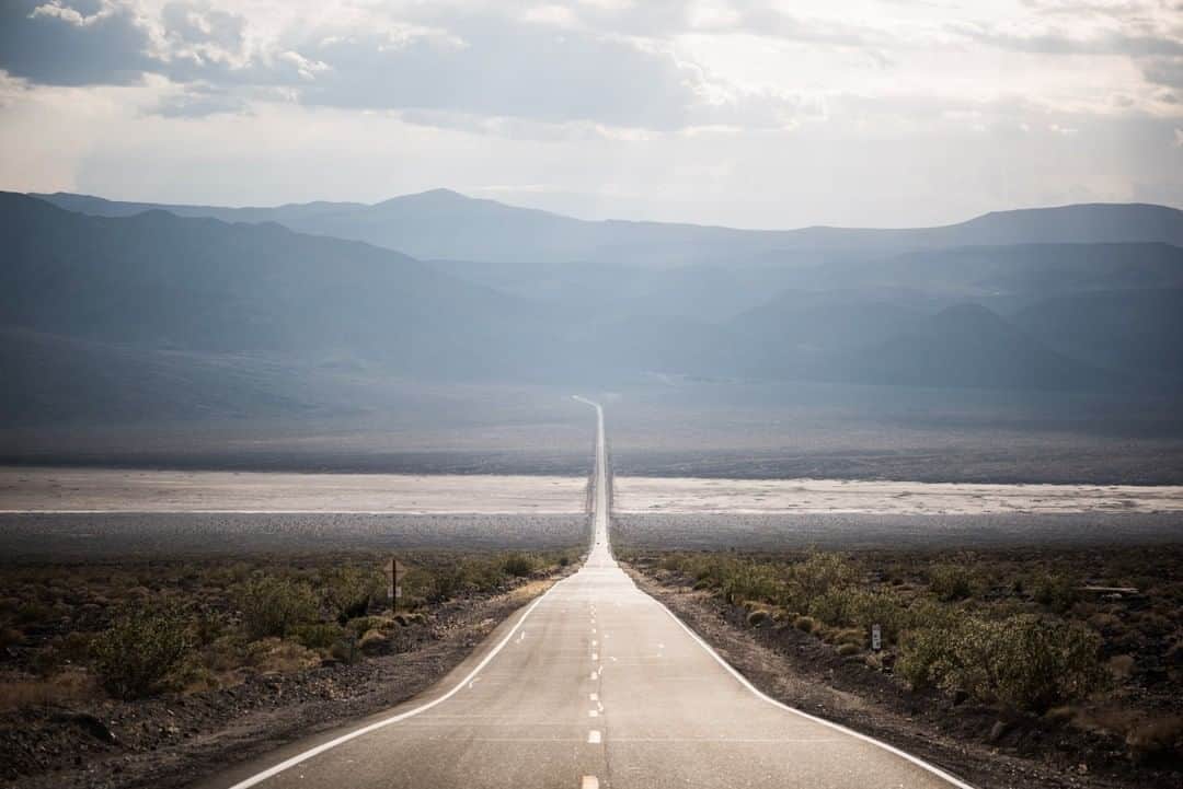 National Geographic Travelさんのインスタグラム写真 - (National Geographic TravelInstagram)「Photo by @taylorglenn | A long, desolate stretch of road through a section of Death Valley National Park, California. Follow @taylorglenn for more imagery of the West and beyond. #deathvalley #california #desert」4月22日 15時59分 - natgeotravel