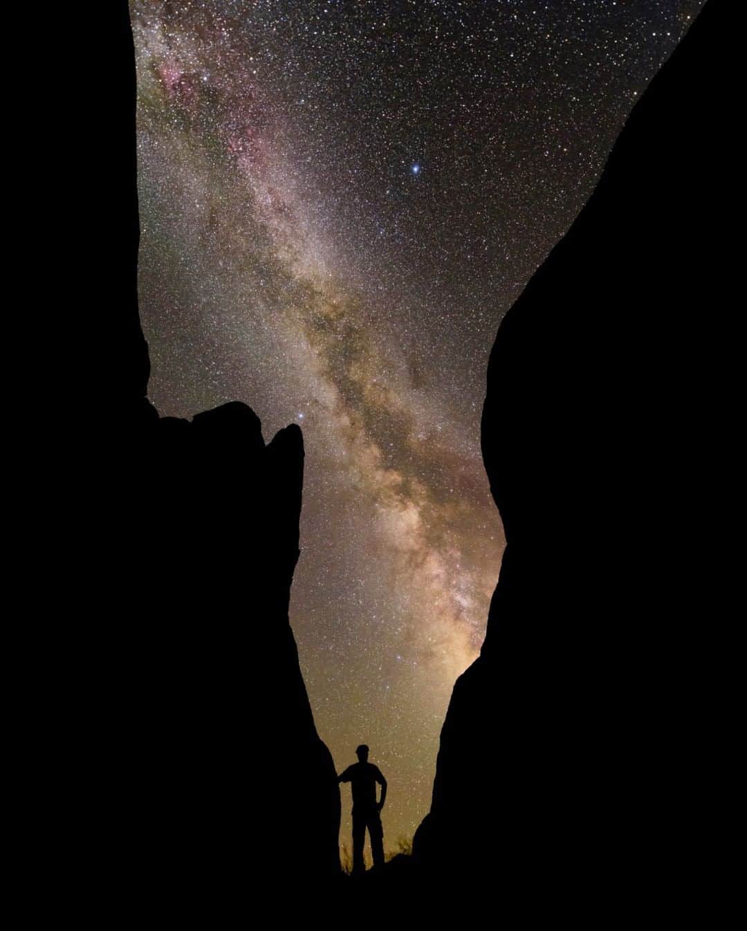 のインスタグラム：「Photo by Babak Tafreshi @babaktafreshi | #EarthDay | As a teenager, I discovered my lifelong passion for the night sky. There is more than beauty in a starry night: All species, all symbols of human cultures, sit under this eternal unifying roof. Under this borderless sky, we are one family living on a small planet amid the vast ocean of the universe. For 99.9% of its 4.5 billion years of history, Earth has never been an amalgam of human-delineated territories.」