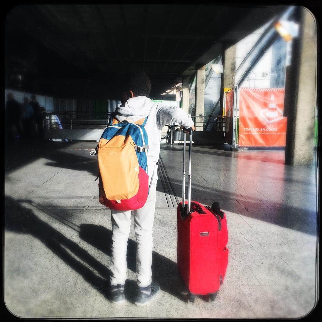 エマニュエル・ベアールのインスタグラム：「#theveryfirsttime  #byhimself 😟 @michaelcohenofficiel 😧 when your child leaves home 😀」