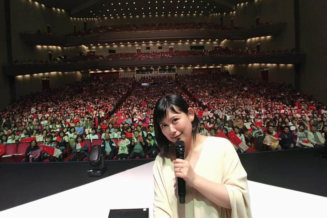 絢香さんのインスタグラム写真 - (絢香Instagram)「12月からスタートした30 y/o tourが昨日ファイナルでした！😂🎤 参加してくれた全国の皆さん、ありがとう😭✨ 最高のバンド、スタッフにも感謝！！ ピアノ、ギター、チェロ、パーカッションというなかなかない編成でのツアーでしたが、これがとにかく最高で😂毎回バンドの演奏にゾクゾク鳥肌でした。 また絶対このメンバーでやりたい！  2枚目→東京1日目 3枚目→東京2日目 4枚目→福岡1日目 5枚目→福岡2日目  #30 y/o #tour #ファイナル #ありがとう #塩谷哲 #古川昌義  #大儀見元  #結城貴弘」4月22日 16時32分 - ayaka_official_jp