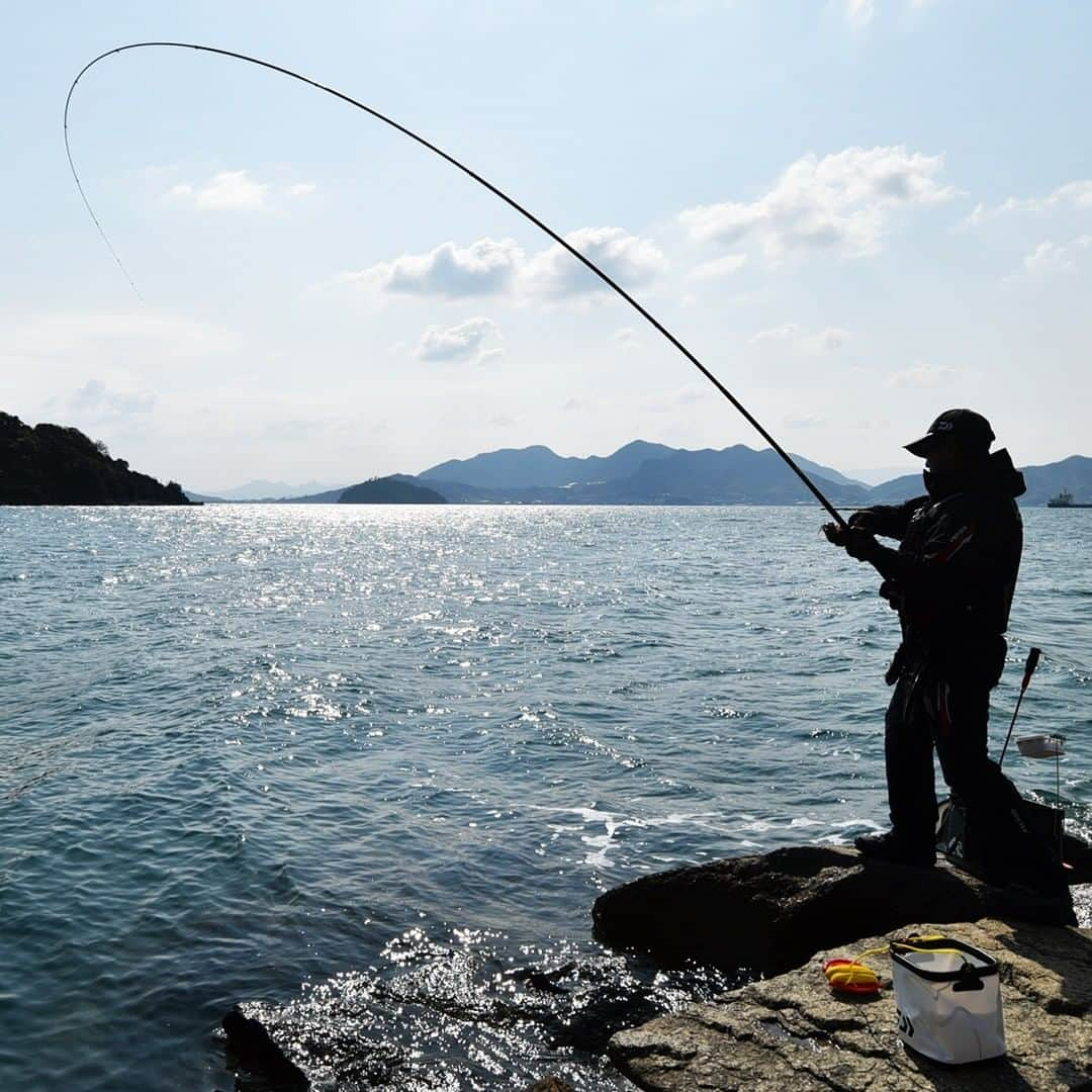 レジャーフィッシングさんのインスタグラム写真 - (レジャーフィッシングInstagram)「取材のひとコマ 香川県詫間沖にて  良型チヌを掛けて弧を描く『銀狼』 釣り人は小谷さとしさん ＃レジャーフィッシング　＃釣り　＃魚　＃銀狼　＃ダイワ　＃チヌ　＃黒鯛　＃クロダイ　＃香川県　#LF取材のひとコマ」4月22日 16時24分 - leisurefishing