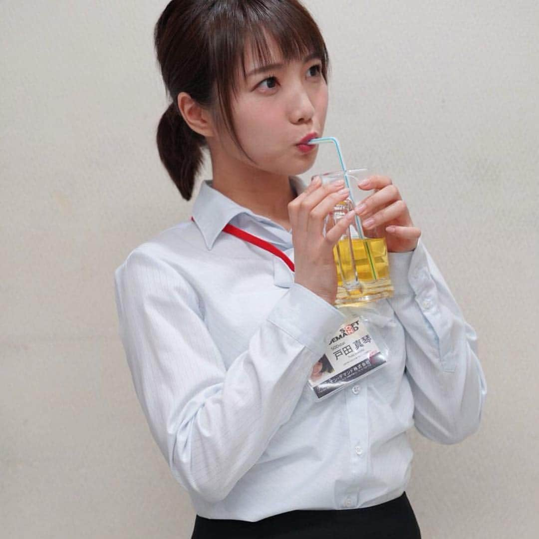 戸田真琴さんのインスタグラム写真 - (戸田真琴Instagram)「秋葉原の女子社員酒場にて一日店長イベントでした🌸 好きな人たちがたくさんお店に集まってくれて、本当にしあわせな気持ちになりました！ スカパー！アダルトあ〜んバサダーとしてのチラシ配りのお仕事もあったので、スカッピーも遊びに来てくれたよ💗  新中野にあるSOD本社には来月から2店舗目のShain Bar も出来るそうで、そちらもどんな楽しいお店になるのかワクワクです💕  #AKIBA #秋葉原 #女子社員酒場 #SOD #fun #work #戸田真琴 #Tokyo #japanese #japanesegirl #girl」4月22日 16時24分 - toda_makoto