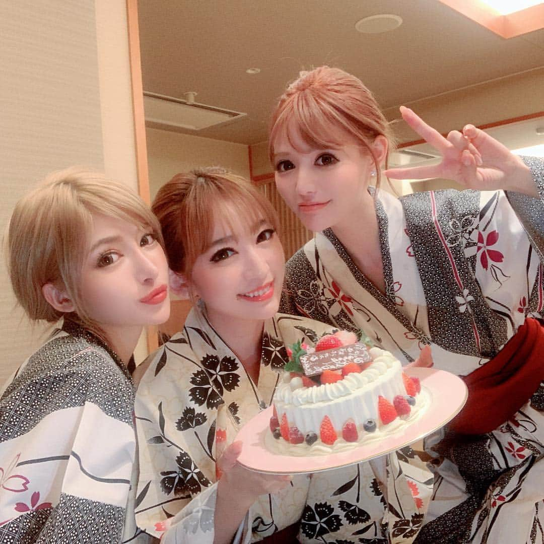 杉山佳那恵さんのインスタグラム写真 - (杉山佳那恵Instagram)「お誕生日当日は大好きなおじさんず💗 しーちゃん @mutoshizuka0204 としーちゃんの可愛い息子にゃーくんとゆんちゃん @yunkoro519 と温泉旅行〜🎂✨🌈 ・ 4人で温泉入って♨️まじ爆笑したhappyな2日間の旅でした💗 ・ プライベートで旅行って本当に心を許せる友達としかいけないし、いろいろ考えて計画してくれた2人に感謝と大好きが止まらないっ🥰❤️ ・ 最高の誕生日をありがとうー💕 ・ ・ #mybirthday #happy#ありがとう#大好き#おじさんず#温泉#楽しすぎた#裸のお付き合い#いやん#💗」4月22日 16時32分 - kanaxxy_0421