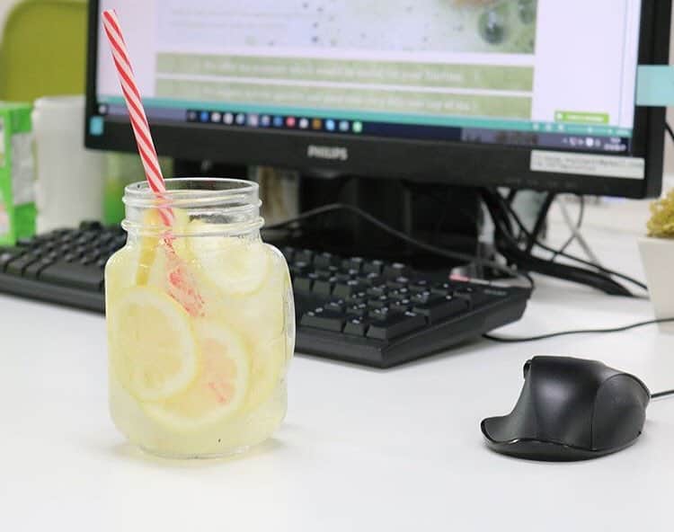 Wabi•Sabiのインスタグラム：「It seems like summer is coming up! I need a cold brewed tea for refreshing! How do you refresh yourself? . #tb  Sencha Lemonade. Very fresh! This is awesome. #sencha #lemonade #summer #office #officeworker #teatime #good-time」
