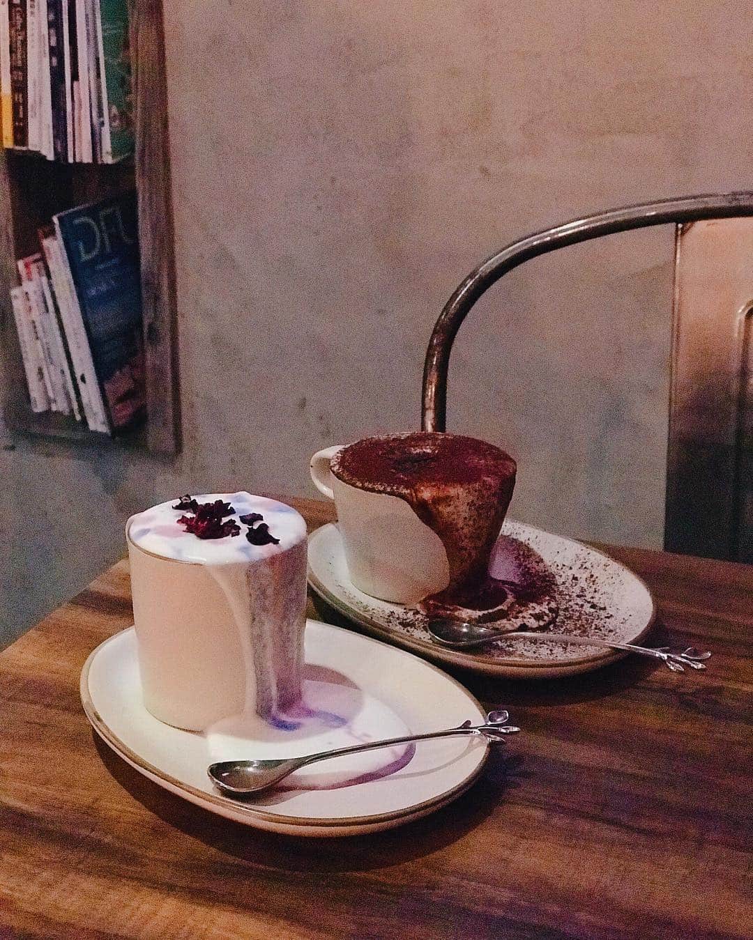 葉晟睿さんのインスタグラム写真 - (葉晟睿Instagram)「網霉必喝的🍭 發霉奶茶 + ☕️ 髒髒咖啡，我絕對不會說我完全是為了2杯網美飲料（是之前連假去的，喝完後去搭客運回台北等了3個小時 ( ͡° ͜ʖ ͡°)⋯） ⠀ 📍/ ‪台中市東區立德街18號‬ ⌚️/ 星期一～五 ‪11:30‬ ㏂—‪8:00‬ ㏘，星期三公休 星期六、‪星期日 10:30‬ ㏂—‪9:00‬ ㏘ ⠀ @kalvin.eats #kalvineats #kalvineats台中 #kalvineats咖啡 #kalvineats飲料」4月22日 16時38分 - kalvin.yeh