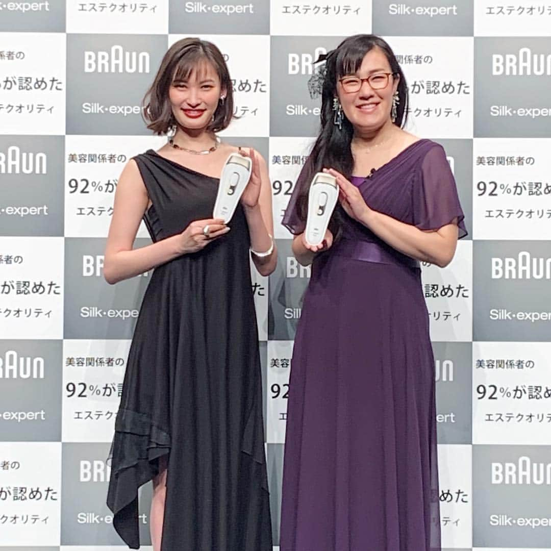 美的 Biteki's official Instagram! さんのインスタグラム写真 - (美的 Biteki's official Instagram! Instagram)「小型家電ブランド「ブラウン」から自宅用光美容器「ブラウン シルク・エキスパート」が6月上旬にリニューアル発売！発表会のゲストに大政 絢さん、お笑いコンビ「たんぽぽ」白鳥久美子さんが登壇しました✨  黒のドレスに赤リップという美肌が際立つスタイルで登場した大政絢さん。忙しい中でも綺麗な肌を保っている秘訣は自宅でのセルフケアにあるとのこと❣️ 自炊は糖質オフを心がけたり、ストレッチを欠かさないのはもちろんのこと、週に1度「ブラウン シルク・エキスパート」を使って、肌に磨きをかけているのだとか♪  さらに会場には『美的』でもお馴染みの美容家・深澤亜希さんも登場！美容関係者50人のうち、92％が「ブラウン シルク・エキスパート」がエステと同様のクオリティであることを認めたというアンケート結果を発表してくれました。この結果には光美容器を未体験だという白鳥さんも驚きの表情👀 会場でその安全性や手軽さを実感し、この夏は自信をもって肌を見せていきたいと語っていました💙  自宅にいながらサロンレベルのお手入れが可能な「ブラウン シルク・エキスパート」。週に1度使用することで4週目には効果を実感でき、さらに肌色に合わせて光が自動調節される世界一の技術“フラッシュ自動調節システムTM”も搭載しています。この夏は、光美容器で美しい肌をめざしてみてはいかがでしょう⁇  #ブラウン#BRAUN#ブラウンシルクエキスパート#シルクエキスパート#光美容器#脱毛#自宅エステ#美肌#美容#美肌ケア#スキンケア#大政絢#白鳥久美子#たんぽぽ#美的#biteki#美的com#bitekicom @aya_omasa_official」4月22日 16時44分 - bitekicom