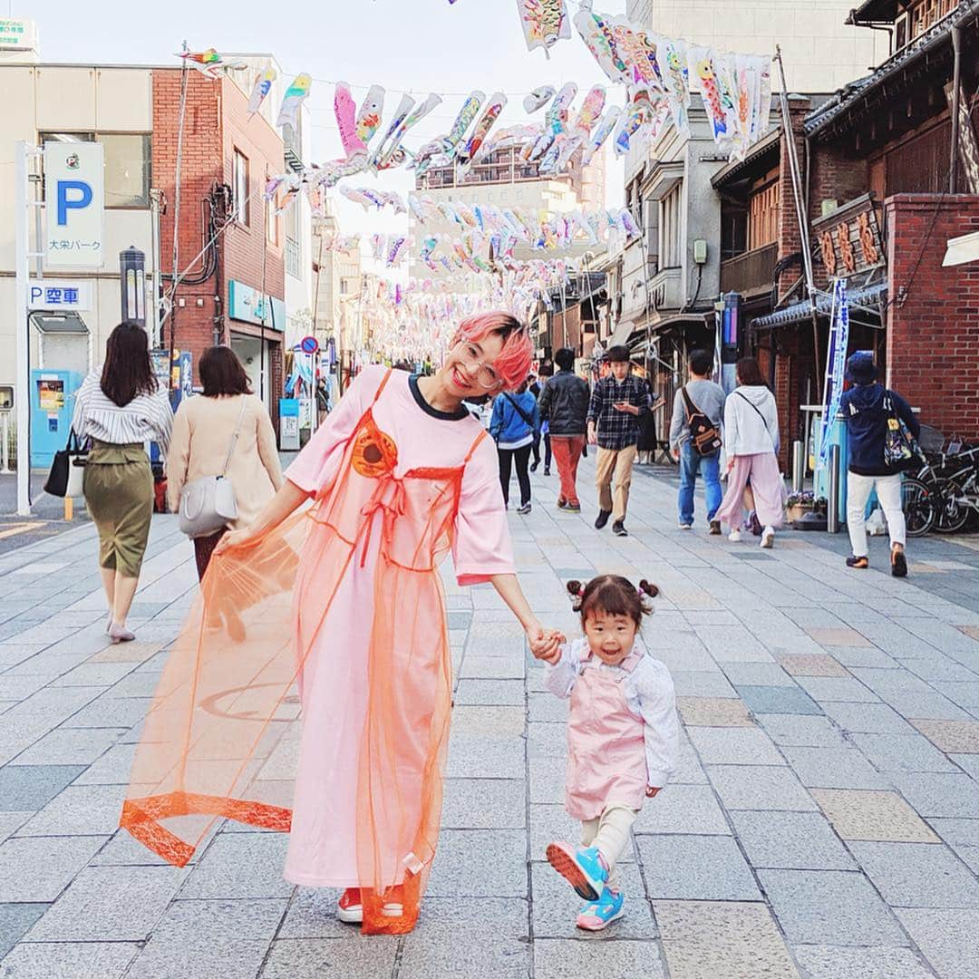 サオリリスのインスタグラム：「あなたの空を泳いでね🎏💗 のびのびと、心もからだも大きくなあれ。 ・ ・ ・ #mama #instamama #ママ #女の子ママ #育児 #子育て #ママファッション #instafashion #baby #babygirl #instababy #ig_baby #babyfashion #kids #girl #instakids  #ig_kids #kidsfashion」