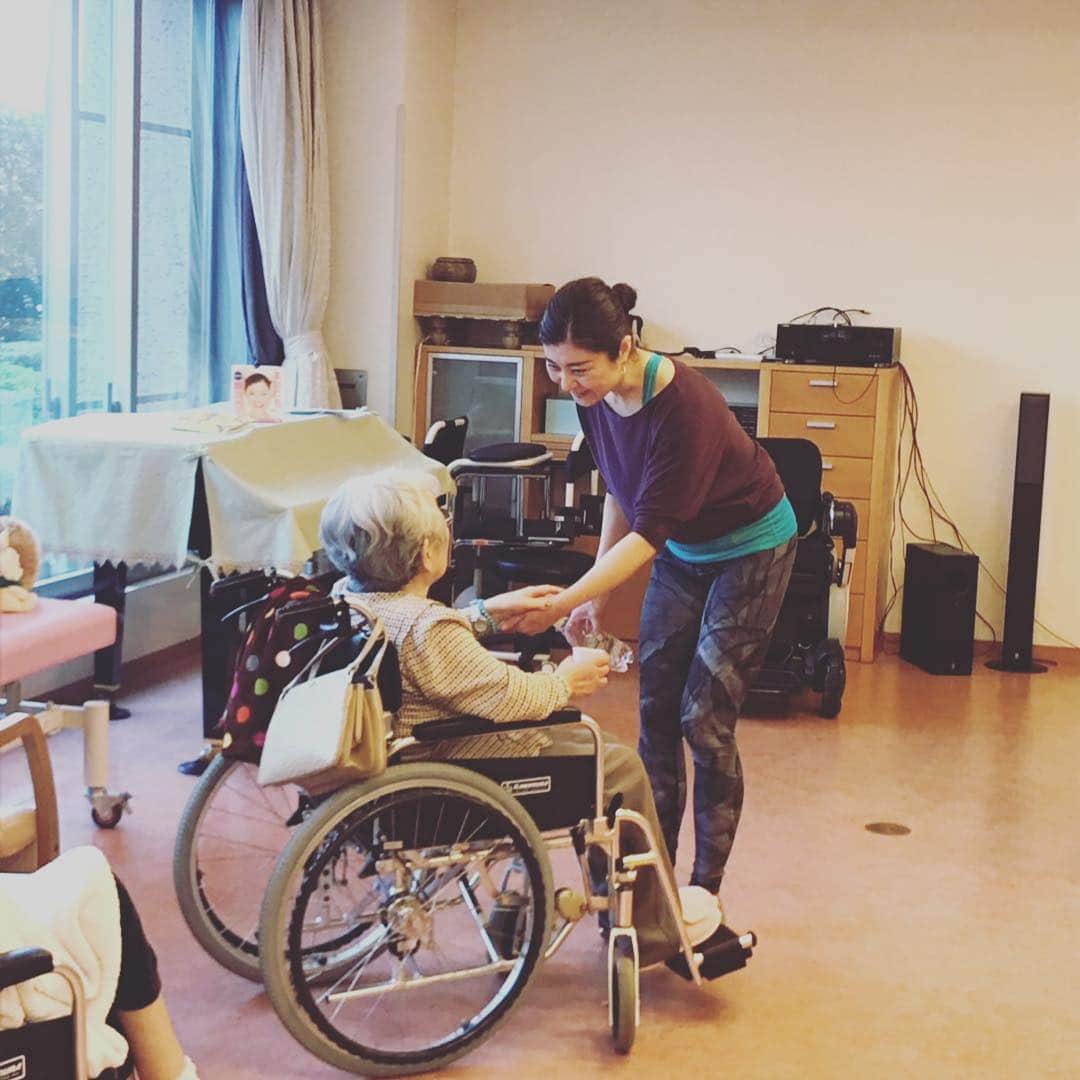 間々田佳子のインスタグラム：「月一回、病院での顔ヨガ終了✨🌱 あなた私の人生の半分も生きてない…これからよ！頑張って！と なぜか励ましの言葉をくれた…。 なんで今日は落ち込んでいるって 分かったのかな？笑  長生きしていると 色々透かして見えるのかもしれないですね〜！ ありがとう😊✨元気でました😊💕 #間々田佳子 #顔ヨガ」