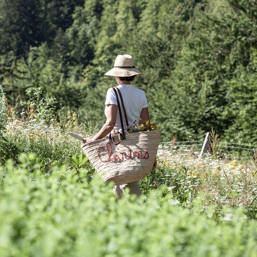 Clarins Franceさんのインスタグラム写真 - (Clarins FranceInstagram)「En cette Journée de la Terre, Christian Courtin-Clarins vous souhaite la bienvenue au Domaine Clarins :  symbole de notre engagement à protéger la Terre et de notre ambition pour un avenir plus vert 🌿 . . #clarins #clarinsengagements #beauteresponsable」4月22日 16時55分 - clarinsfr