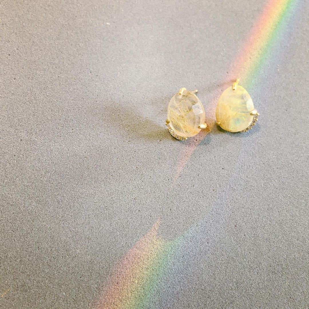 白木夏子さんのインスタグラム写真 - (白木夏子Instagram)「#HASUNA は今日も虹が宿っています🌈 #earring #quartz #rutilequartz #クオーツ #ルチルクォーツ #rainbow #omotesando #表参道 #jewelry #japanesejewelry」4月22日 16時56分 - natsukoshiraki