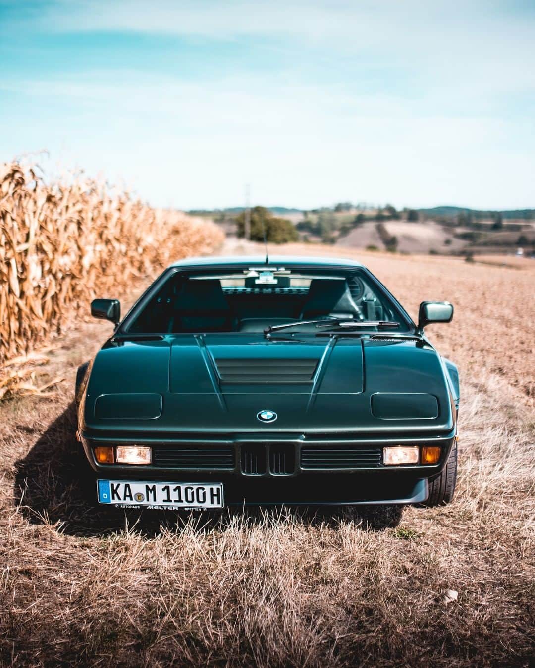 BMWのインスタグラム：「Pops up in the most unlikely places. The BMW M1. #BMWrepost @hub_raum_ #BMW #M1 #BMWM」
