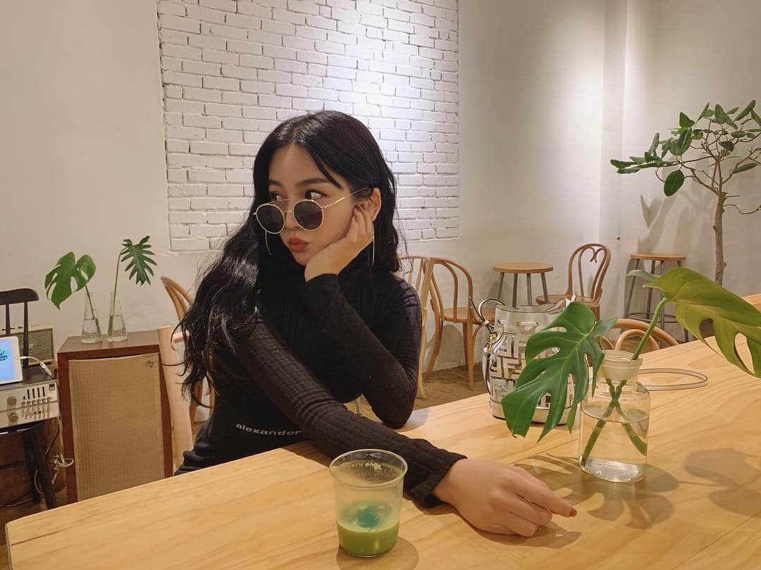 megbabyのインスタグラム：「細かいウェーブヘアにしてもらったよ😎🖤🥓 머리 이쁘게 해줘서 고마웡❤️」