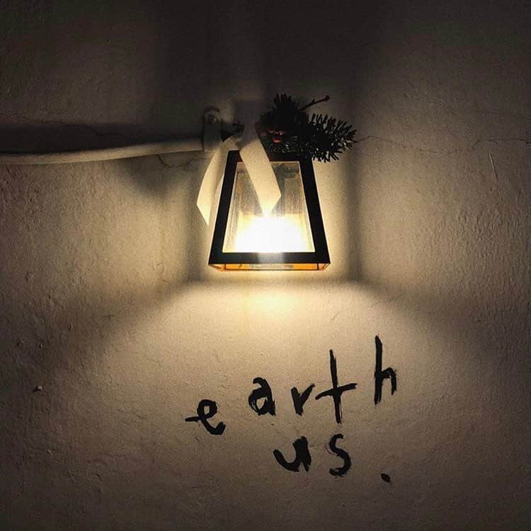 ハルハルさんのインスタグラム写真 - (ハルハルInstagram)「ドリンクがめちゃくちゃ美味しい🥺大人気のカフェ#earthus 🇰🇷💕﻿ ﻿ あんにょん。のぼりんです🙋🏻‍♀️﻿ ﻿ 今回は延南洞(ヨンナムドン)にあるカフェ﻿ earth us( @earth__us )をご紹介します♡﻿ ﻿ earth usの1番の魅力はドリンク☕️﻿ どんなに混雑していても一杯一杯丁寧に作ってくれるそう。﻿ 苺がのっているチーズケーキも絶品との噂です🍓♡﻿ ﻿ ﻿ またここはエコに力を入れていて使い捨てのカップやティッシュを使用していないんだって😳‼︎﻿ ﻿ お持ち帰りしたい場合は、使い捨てではないタンブラーやケーキを入れる容器を持ってきてくれれば対応をしてくれるそう☺︎﻿ とっても素敵な考えですよね🥰♡♡﻿ ﻿ 土日はとっても混雑するそうなので平日に行くことをおすすめします。﻿ ﻿ 他にも美味しそうなスイーツやドリンクメニューがあるので気になる方はぜひearth usのアカウントをチェックしてみてください！﻿ ﻿ ﻿ ▼メニュー金額(一部)﻿ アメリカーノ 5,000ウォン﻿ カフェラテ/カプチーノ 5,500ウォン﻿ クリームラテ 6,000ウォン﻿ 苺のチーズケーキ 8,000ウォン﻿ ﻿ ▼営業時間﻿ 12:00〜21:00﻿ 定休日 火曜日﻿ ﻿ ▼アクセス﻿ 서울 마포구 성미산로 150﻿ ﻿ ﻿ 次韓国に行ったら行きたいカフェNo. 1だわ…🤦🏻‍♀️💕﻿ ﻿ ﻿ -------------------------------------------﻿﻿﻿﻿﻿﻿﻿﻿﻿﻿ ﻿ 今回の可愛いお写真は、﻿﻿﻿ 以下の方からお借りしています♡﻿﻿﻿ ﻿ Thanks for…﻿﻿﻿﻿﻿﻿ ﻿ @haribo.sss 님﻿﻿﻿ @12yue__food 님﻿﻿﻿ @yejina_ 님﻿ @haneyonii 님﻿ ﻿ #ハルスタ やハルハルをタグ付けしていただくと、﻿﻿﻿ ハルハルの記事やInstagramに投稿させていただく場合がございます💕﻿ #하루스타 #하루하루 를 태그 하시면﻿﻿﻿ 하루하루의 기사와 인스타그램에서 사용할 가능성이 있습니다💕﻿ -------------------------------------------﻿﻿﻿﻿﻿﻿﻿﻿﻿﻿ ﻿ ﻿ ﻿ ﻿ #연남동#연남동카페#얼스어스#디저트#연남동디저트#연남동디저트카페#디저트카페#어스퀘이크#케이크#cafe#延南洞#延南洞カフェ#韓国カフェ#韓国カフェ巡り#韓国情報#韓国女子#韓国#渡韓#韓国旅行」4月22日 17時00分 - haruharu_furyu