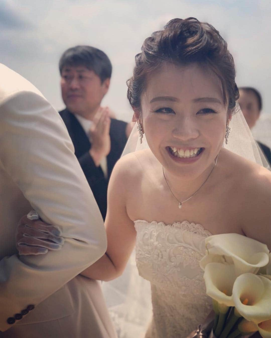 Miki Hirookaさんのインスタグラム写真 - (Miki HirookaInstagram)「Eri&Shinさん の結婚式💍💐👰🤵✨ めっちゃくちゃ素敵な結婚式でした✨ もう登場から涙腺崩壊😭✨やっぱりバスタオル持っていくべきやった🤪 2人は幸せいっぱいなオーラを纏って、キラキラ光り輝いていて、エリが幸せでほんまに良かったー‼️ってずーっと思ってた☺️✨ 誓いの問いかけの言葉の役を任されて、 緊張し過ぎてガクガク震えて、過呼吸なるんちゃうかなって思ったけど、無事言いたいことはちゃんと言えて、練習通りまでは行かんかったけど噛まずに話せて、みなさんも温かく笑ってくれて😂 エリとシンさんの「はい！誓います！」も聞けて✨☺️この役任せてもらって光栄やったなって終わってから思いました✨エリ、シンさんありがとう❤️ その後も、証人の役でも登場させてもらい、しまいには余興でも登場し、長嶋美紀さん🎤って呼ばれる度に「まーたお前か‼️」って自分で突っ込んでしまうほどしゃしゃりました。本当にすみません！笑 オカンの主賓の挨拶もばっちりいつも通り喋り倒してたし、小さい頃から家族みたいに過ごしてきたエリの結婚式に親子でこんなにもしゃしゃらせてもらえて、 エリの気遣いを感じたし、めっちゃくちゃ嬉しかったです✨ありがとう😊✨ エリの家族、せいちゃん、品ちゃん、かっちゃん、とも、おばあちゃん の顔を見るたびに込み上げて😭✨ほんまにほんまにおめでとう✨ やっぱエリは誰よりも愛されてるって再認識☺️‼️✨ これからもずーっとよろしくね‼️ #エリ結婚式 #おめでとう #幸せ #感動 #愛が溢れてた #涙 #Nfamのみんなにも久々に会えてホッとした #安心感 #牧師もいじってくれたから救われた #ほんまにありがとうございます笑 #ひっさしぶりの人たちにも会えて嬉しかった #もっと話したかったなぁ #とにかくエリ&シンさんおめでとう #余韻」4月22日 17時02分 - miki_hirooka