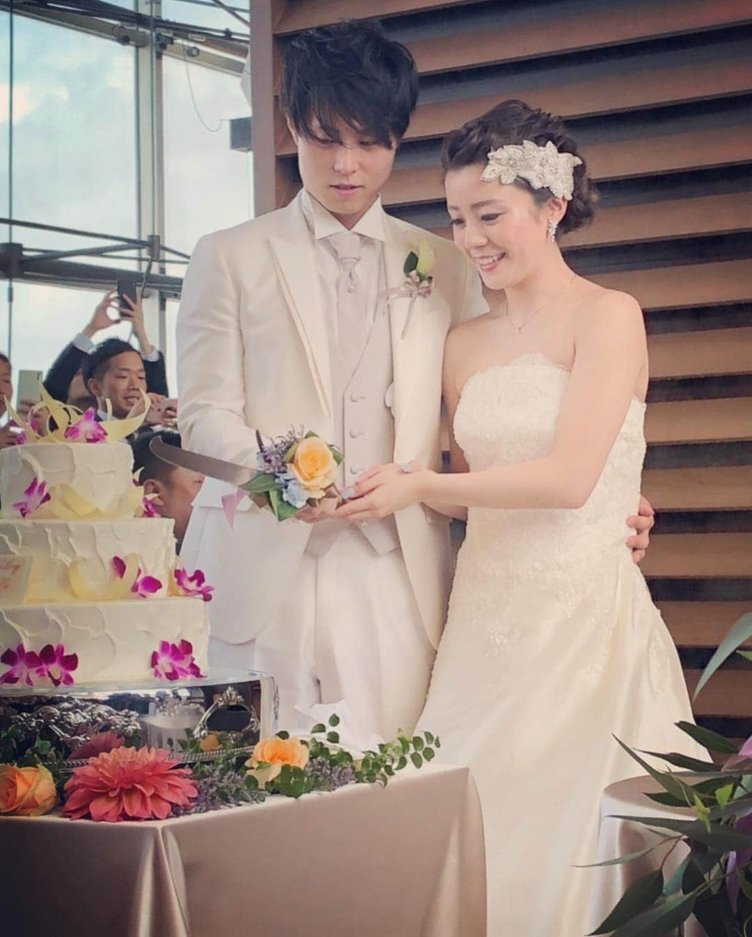 Miki Hirookaさんのインスタグラム写真 - (Miki HirookaInstagram)「Eri&Shinさん の結婚式💍💐👰🤵✨ めっちゃくちゃ素敵な結婚式でした✨ もう登場から涙腺崩壊😭✨やっぱりバスタオル持っていくべきやった🤪 2人は幸せいっぱいなオーラを纏って、キラキラ光り輝いていて、エリが幸せでほんまに良かったー‼️ってずーっと思ってた☺️✨ 誓いの問いかけの言葉の役を任されて、 緊張し過ぎてガクガク震えて、過呼吸なるんちゃうかなって思ったけど、無事言いたいことはちゃんと言えて、練習通りまでは行かんかったけど噛まずに話せて、みなさんも温かく笑ってくれて😂 エリとシンさんの「はい！誓います！」も聞けて✨☺️この役任せてもらって光栄やったなって終わってから思いました✨エリ、シンさんありがとう❤️ その後も、証人の役でも登場させてもらい、しまいには余興でも登場し、長嶋美紀さん🎤って呼ばれる度に「まーたお前か‼️」って自分で突っ込んでしまうほどしゃしゃりました。本当にすみません！笑 オカンの主賓の挨拶もばっちりいつも通り喋り倒してたし、小さい頃から家族みたいに過ごしてきたエリの結婚式に親子でこんなにもしゃしゃらせてもらえて、 エリの気遣いを感じたし、めっちゃくちゃ嬉しかったです✨ありがとう😊✨ エリの家族、せいちゃん、品ちゃん、かっちゃん、とも、おばあちゃん の顔を見るたびに込み上げて😭✨ほんまにほんまにおめでとう✨ やっぱエリは誰よりも愛されてるって再認識☺️‼️✨ これからもずーっとよろしくね‼️ #エリ結婚式 #おめでとう #幸せ #感動 #愛が溢れてた #涙 #Nfamのみんなにも久々に会えてホッとした #安心感 #牧師もいじってくれたから救われた #ほんまにありがとうございます笑 #ひっさしぶりの人たちにも会えて嬉しかった #もっと話したかったなぁ #とにかくエリ&シンさんおめでとう #余韻」4月22日 17時02分 - miki_hirooka