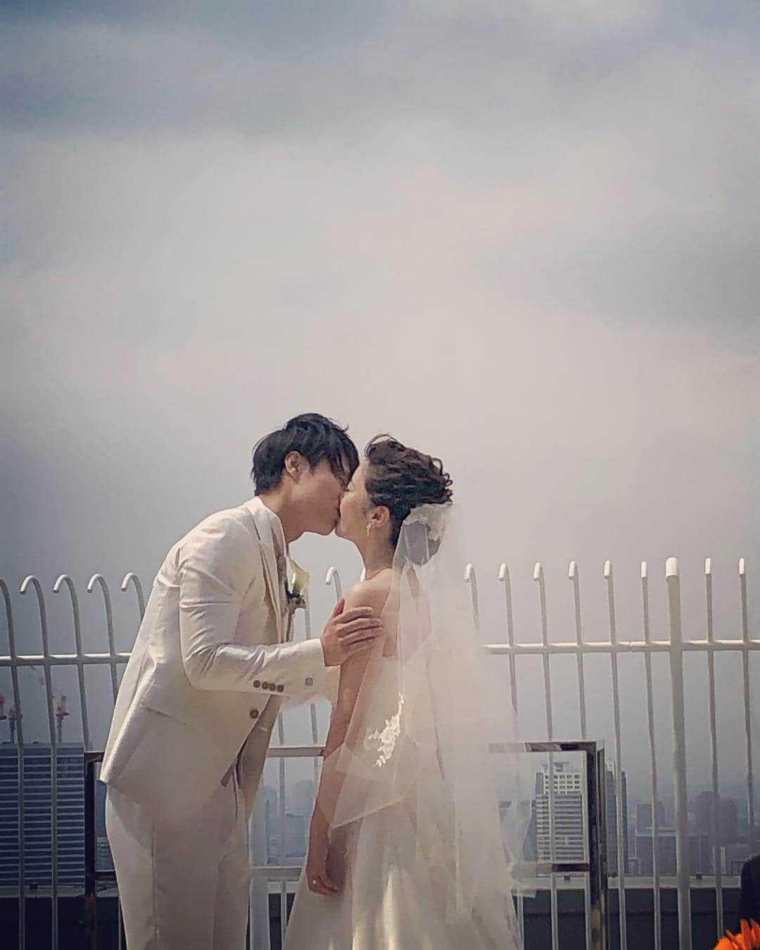 Miki Hirookaさんのインスタグラム写真 - (Miki HirookaInstagram)「Eri&Shinさん の結婚式💍💐👰🤵✨ めっちゃくちゃ素敵な結婚式でした✨ もう登場から涙腺崩壊😭✨やっぱりバスタオル持っていくべきやった🤪 2人は幸せいっぱいなオーラを纏って、キラキラ光り輝いていて、エリが幸せでほんまに良かったー‼️ってずーっと思ってた☺️✨ 誓いの問いかけの言葉の役を任されて、 緊張し過ぎてガクガク震えて、過呼吸なるんちゃうかなって思ったけど、無事言いたいことはちゃんと言えて、練習通りまでは行かんかったけど噛まずに話せて、みなさんも温かく笑ってくれて😂 エリとシンさんの「はい！誓います！」も聞けて✨☺️この役任せてもらって光栄やったなって終わってから思いました✨エリ、シンさんありがとう❤️ その後も、証人の役でも登場させてもらい、しまいには余興でも登場し、長嶋美紀さん🎤って呼ばれる度に「まーたお前か‼️」って自分で突っ込んでしまうほどしゃしゃりました。本当にすみません！笑 オカンの主賓の挨拶もばっちりいつも通り喋り倒してたし、小さい頃から家族みたいに過ごしてきたエリの結婚式に親子でこんなにもしゃしゃらせてもらえて、 エリの気遣いを感じたし、めっちゃくちゃ嬉しかったです✨ありがとう😊✨ エリの家族、せいちゃん、品ちゃん、かっちゃん、とも、おばあちゃん の顔を見るたびに込み上げて😭✨ほんまにほんまにおめでとう✨ やっぱエリは誰よりも愛されてるって再認識☺️‼️✨ これからもずーっとよろしくね‼️ #エリ結婚式 #おめでとう #幸せ #感動 #愛が溢れてた #涙 #Nfamのみんなにも久々に会えてホッとした #安心感 #牧師もいじってくれたから救われた #ほんまにありがとうございます笑 #ひっさしぶりの人たちにも会えて嬉しかった #もっと話したかったなぁ #とにかくエリ&シンさんおめでとう #余韻」4月22日 17時02分 - miki_hirooka