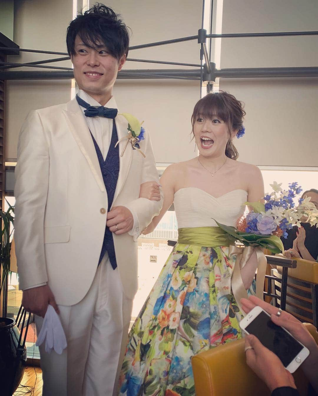 Miki Hirookaさんのインスタグラム写真 - (Miki HirookaInstagram)「Eri&Shinさん の結婚式💍💐👰🤵✨ めっちゃくちゃ素敵な結婚式でした✨ もう登場から涙腺崩壊😭✨やっぱりバスタオル持っていくべきやった🤪 2人は幸せいっぱいなオーラを纏って、キラキラ光り輝いていて、エリが幸せでほんまに良かったー‼️ってずーっと思ってた☺️✨ 誓いの問いかけの言葉の役を任されて、 緊張し過ぎてガクガク震えて、過呼吸なるんちゃうかなって思ったけど、無事言いたいことはちゃんと言えて、練習通りまでは行かんかったけど噛まずに話せて、みなさんも温かく笑ってくれて😂 エリとシンさんの「はい！誓います！」も聞けて✨☺️この役任せてもらって光栄やったなって終わってから思いました✨エリ、シンさんありがとう❤️ その後も、証人の役でも登場させてもらい、しまいには余興でも登場し、長嶋美紀さん🎤って呼ばれる度に「まーたお前か‼️」って自分で突っ込んでしまうほどしゃしゃりました。本当にすみません！笑 オカンの主賓の挨拶もばっちりいつも通り喋り倒してたし、小さい頃から家族みたいに過ごしてきたエリの結婚式に親子でこんなにもしゃしゃらせてもらえて、 エリの気遣いを感じたし、めっちゃくちゃ嬉しかったです✨ありがとう😊✨ エリの家族、せいちゃん、品ちゃん、かっちゃん、とも、おばあちゃん の顔を見るたびに込み上げて😭✨ほんまにほんまにおめでとう✨ やっぱエリは誰よりも愛されてるって再認識☺️‼️✨ これからもずーっとよろしくね‼️ #エリ結婚式 #おめでとう #幸せ #感動 #愛が溢れてた #涙 #Nfamのみんなにも久々に会えてホッとした #安心感 #牧師もいじってくれたから救われた #ほんまにありがとうございます笑 #ひっさしぶりの人たちにも会えて嬉しかった #もっと話したかったなぁ #とにかくエリ&シンさんおめでとう #余韻」4月22日 17時02分 - miki_hirooka