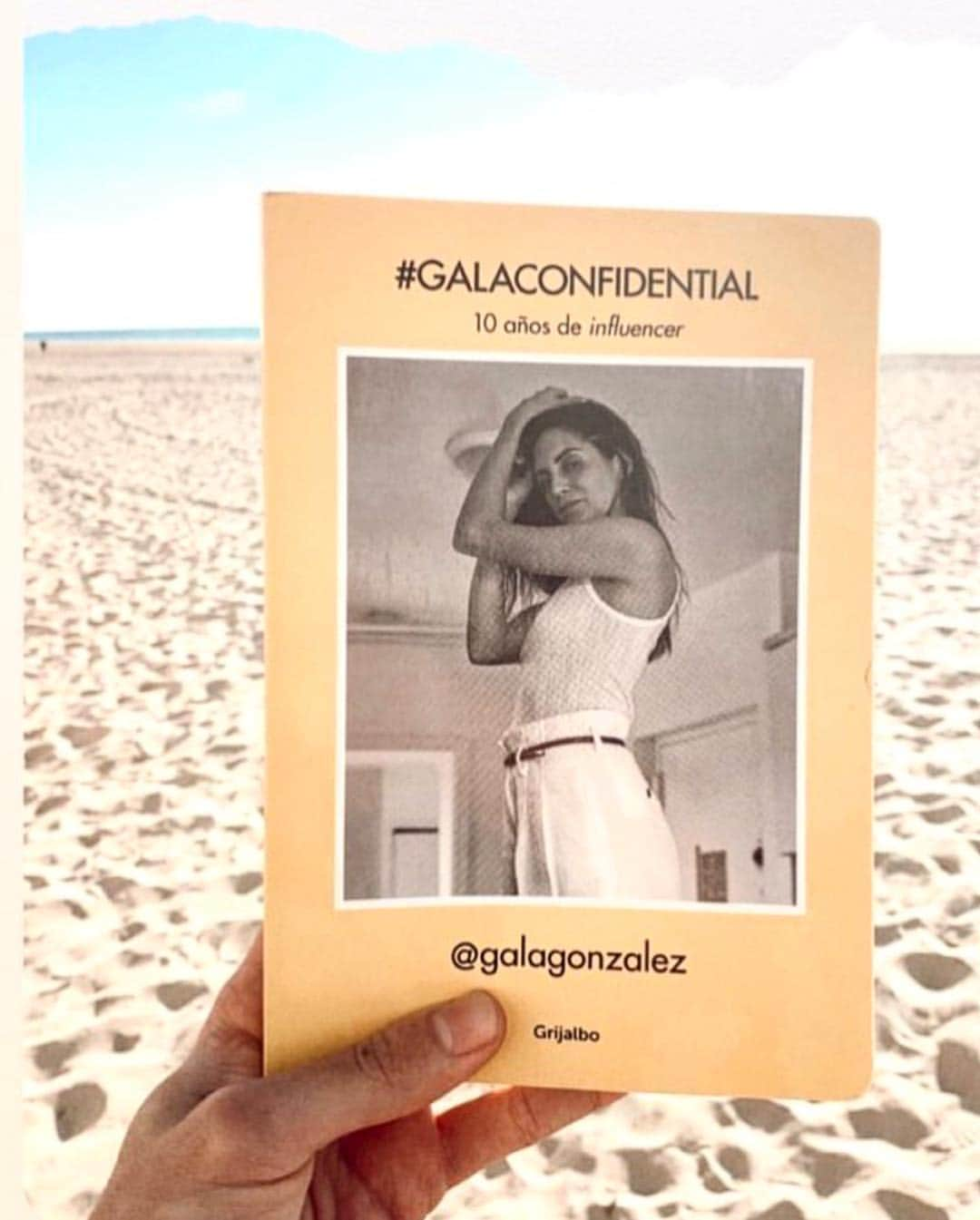 ガラ・ゴンザレスさんのインスタグラム写真 - (ガラ・ゴンザレスInstagram)「Can’t believe It’s been already 1 year since my first book #GalaConfidential came out, and how fast time goes by ! But makes me so happy to know so many of you have already read my journey of more than 10 years in this industry. A journey I couldn’t have made possible without any of you ❣️ [ available on Amazon worldwide ] . . Se cumple un año exactamente desde que presente mi primer libro #GalaConfidenfial . Y con un poco de morriña no quería dejar de daros las gracias a todos los que habéis leído mis aventuras y quienes hacéis que este viaje siga adelante. 🙏 Graciñas [ y para los que preguntáis, todavía está disponible en Amazon para todo el mundo  y en librerías!]」4月22日 17時04分 - galagonzalez