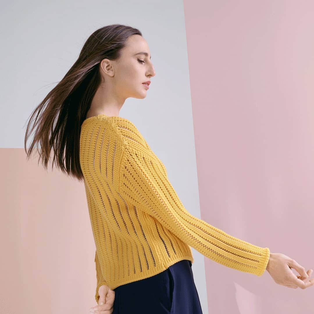 Repettoさんのインスタグラム写真 - (RepettoInstagram)「Illuminez votre journée avec ce pull confectionné en fil 3D, pour une maille souple et douce. Illuminate your day with this sweater made with a 3D yarn, a mesh that provides flexibility and softness. . Ref: W0627 #Repetto #Athleisure #AthleisureWear #RepettoAthleisure」4月22日 17時05分 - repettoparis