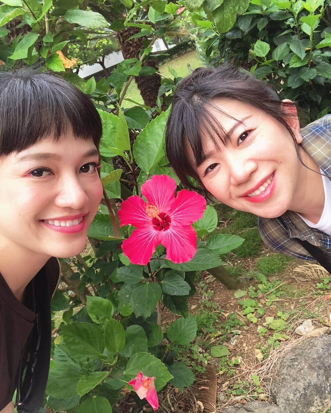 服部ひで子のインスタグラム：「🌺沖縄らしい写真🌺  南国感がとてつもなく似合う #金原早苗  姉さんと😄。 #吉本新喜劇 #よしもと新喜劇 #新喜劇 #吉本新喜劇ワールドツアー #沖縄」