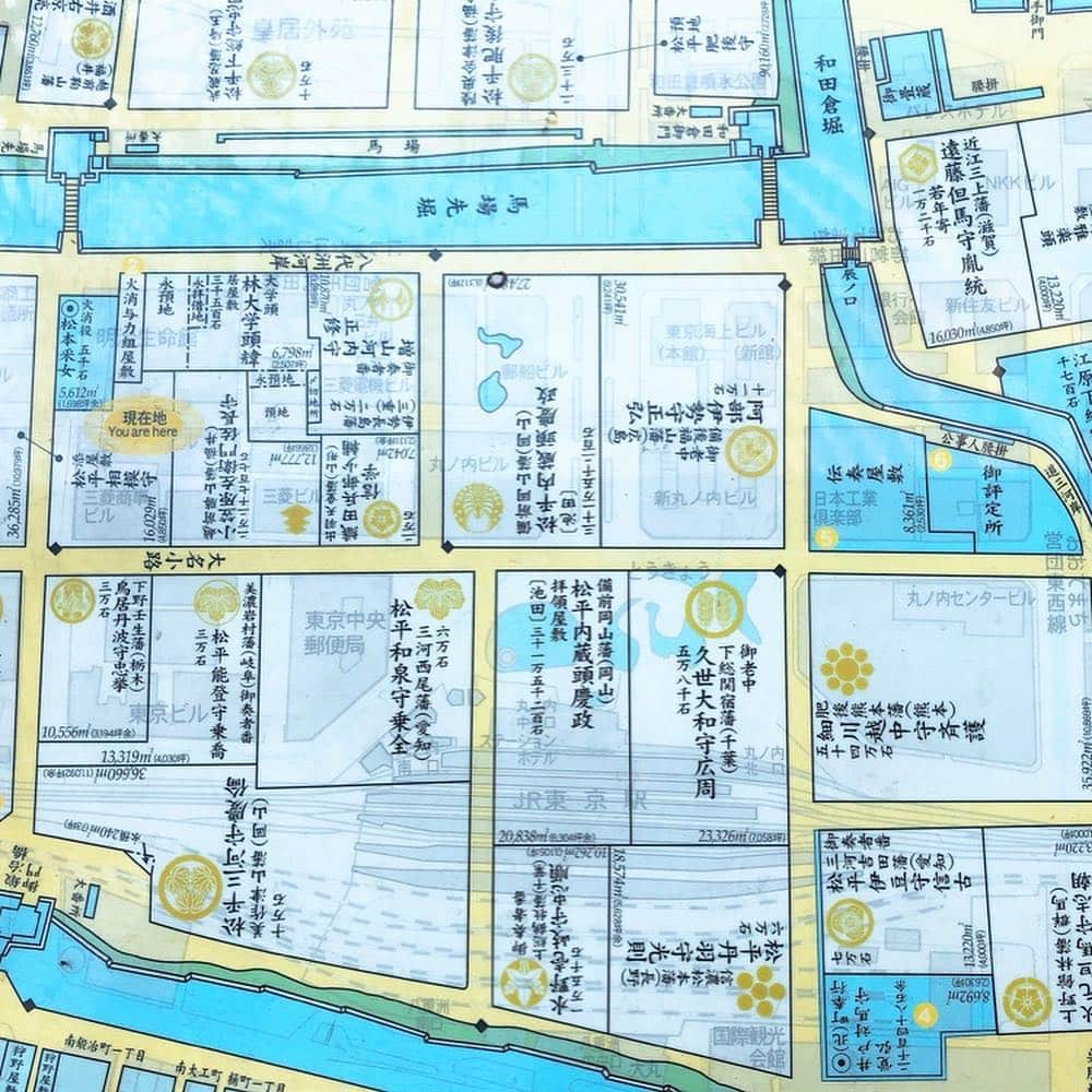 東京ステーションホテルTokyo Station Hotelさんのインスタグラム写真 - (東京ステーションホテルTokyo Station HotelInstagram)「ファッションブランドが軒を連ねる丸の内仲通り。その通りに江戸時代と今の地図を重ねた物がそっと飾られています。ぜひ見てみてください！  Marunouchi’s Naka-dori street is surrounded by a slew of international fashion shops. Did you know that there is the Edo Period’s map layered under a contemporary map in the street? Please keep your eye out for it! #edoera #edo #oldmap #streetart #tokyostation #tokyotrip #marunouchi #江戸時代 #丸の内散歩 #街歩き #丸の内 #東京ステーションホテル  #東京駅 #東京駅舎」4月22日 17時05分 - tokyostationhotel