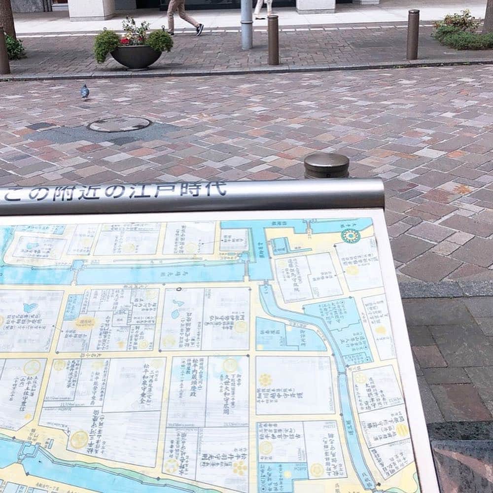 東京ステーションホテルTokyo Station Hotelさんのインスタグラム写真 - (東京ステーションホテルTokyo Station HotelInstagram)「ファッションブランドが軒を連ねる丸の内仲通り。その通りに江戸時代と今の地図を重ねた物がそっと飾られています。ぜひ見てみてください！  Marunouchi’s Naka-dori street is surrounded by a slew of international fashion shops. Did you know that there is the Edo Period’s map layered under a contemporary map in the street? Please keep your eye out for it! #edoera #edo #oldmap #streetart #tokyostation #tokyotrip #marunouchi #江戸時代 #丸の内散歩 #街歩き #丸の内 #東京ステーションホテル  #東京駅 #東京駅舎」4月22日 17時05分 - tokyostationhotel