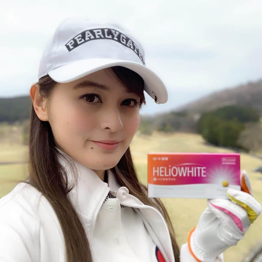 奥山夏織さんのインスタグラム写真 - (奥山夏織Instagram)「ゴルフシーズンになってきました🏌️‍♀️✨今年は何回行けるかな💓昨日も行ってきましたよー♪ ・ ゴルフを始めて日焼け対策をきちんとするようになりました❣️下地をきちんと塗って、その上からちゃんとファンデーションを塗ったりとカバーはちゃんとしてますが、インナーケアとして#ヘリオホワイト を使用してます✌️✨ ・ 暑くなってくると汗で落ちてきたりしちゃいますが、真剣にやってると塗り直しがなかなか出来ないので、これを飲んでるだけで安心😊塗り損ねてしまう、首の後ろとか耳とかもあるからほんとありがたい💓いつもカートバッグの中に忍び込ませてます👜 ・ スポーツ時も使えるけど、普段使いも出来そうだからこの夏はたくさんお世話になりそう☀️ドラッグストアで気楽に買えるのもいいですよね♪ ・・・ #PR #ヘリオホワイト #美活 #紫外線対策 #ロート製薬 #golf #golf女子 #golfwear #ゴルフ女子 #ゴルフ#ゴルフ日和 #ゴルフ好きな人と繋がりたい #🏌️‍♂️‍♀️ #⛳️ #ちゃぉりgolf #インスタゴルフ #インスタゴルフ女子」4月22日 17時12分 - okuyama_kaori