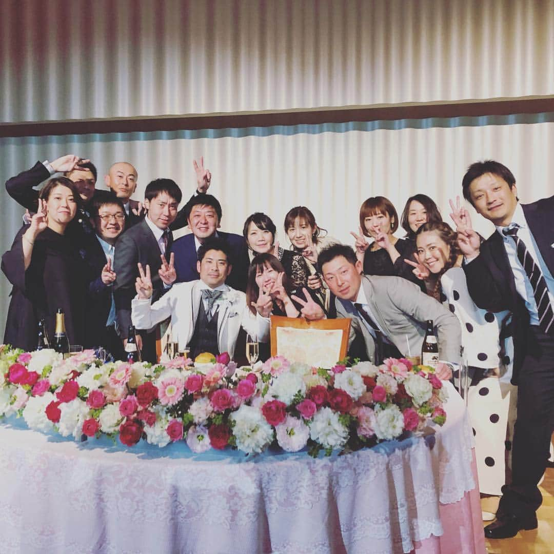 SONOMIさんのインスタグラム写真 - (SONOMIInstagram)「4月13日。 高校の同級生の結婚式にて💒 歌わせていただきました🎤 高校ぶりの再会もあったり、 プチ同窓会。 あの頃のピュアな高校生も20年を経て結婚して子供もいて少し偉くなったりして… 女性の扱いもなんだか手馴れていて、 お互い知らない20年を経たなーとしみじみ😂 今年はまた節目の年だから同窓会でもしたいね〜‼️ 北高の皆〜♫♫ こんなステキな機会をいただいてカミキンとチヒロちゃんありがとう💝 末永くお幸せに💕」4月22日 17時20分 - song_chang