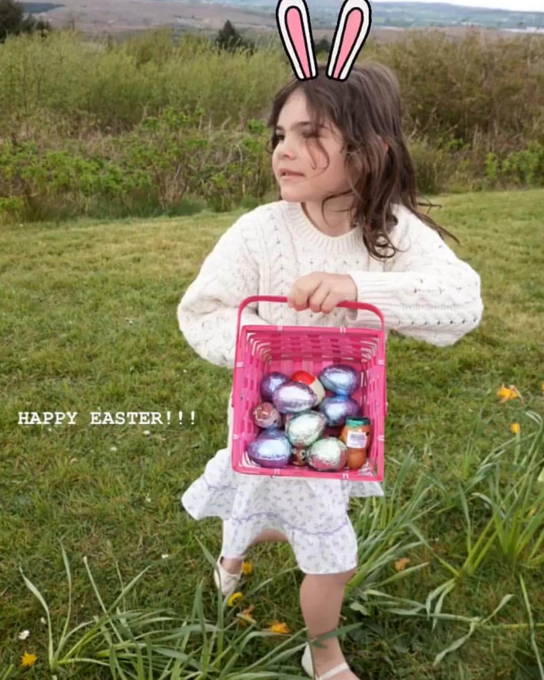 カリーヌ・ロワトフェルドのインスタグラム：「Happy easter🐣🐣🐣 @romyandthebunnies」