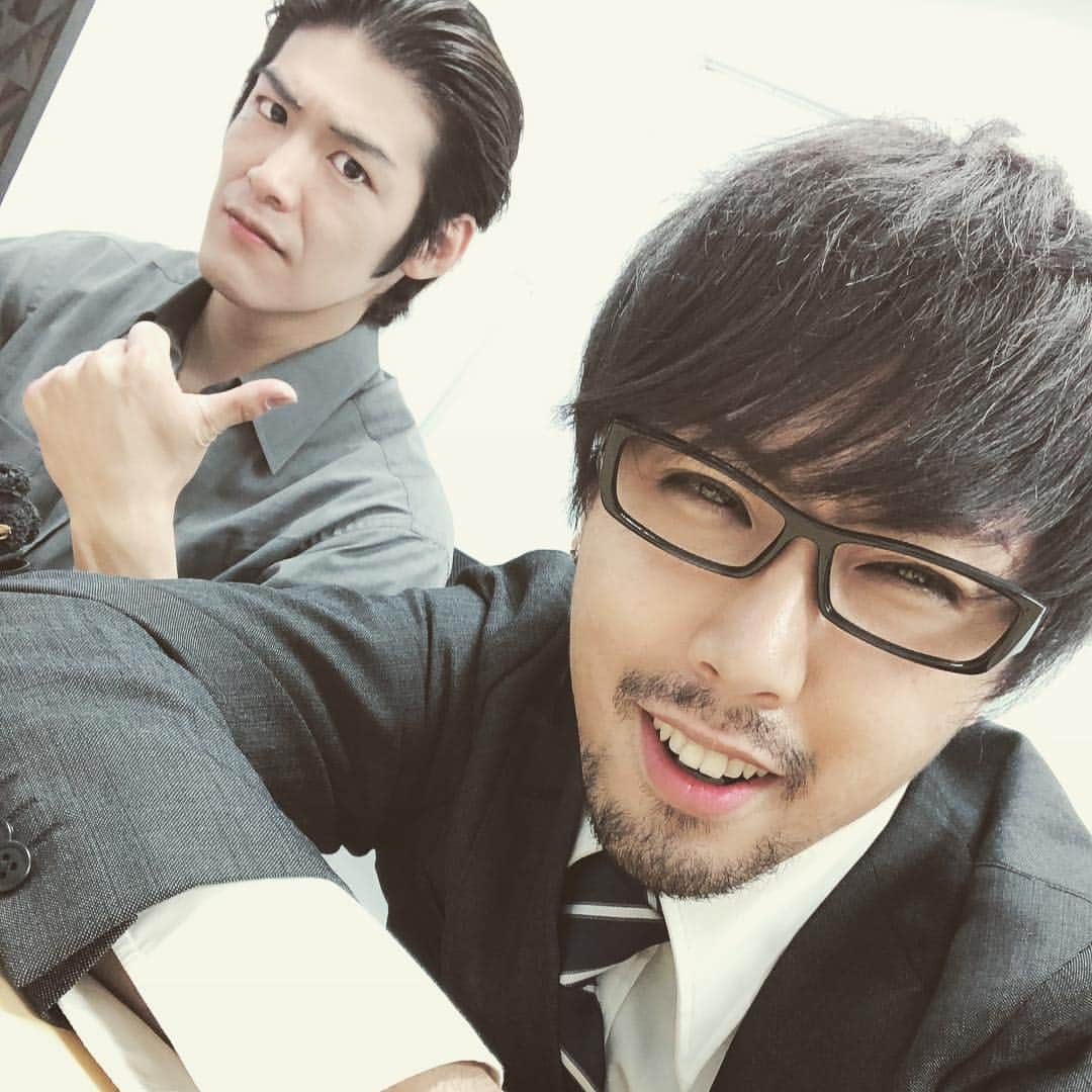 松永一哉さんのインスタグラム写真 - (松永一哉Instagram)「今週も劇団四季ブロードウェイミュージカル「アラジン」出演させて頂きます🏜🐫 皆さん宜しくお願い致します🔥  写真はAReA63の稽古で演出している様子、他プロジェクトの撮影のオフショット、終演後トレーニングしにスラックラインへ行った時のストイック四季メンバー🥺  #acrobat #static #slackline #musical #broadway #aladdin #dance #sing #actor」4月22日 17時33分 - kazuya_matsunaga