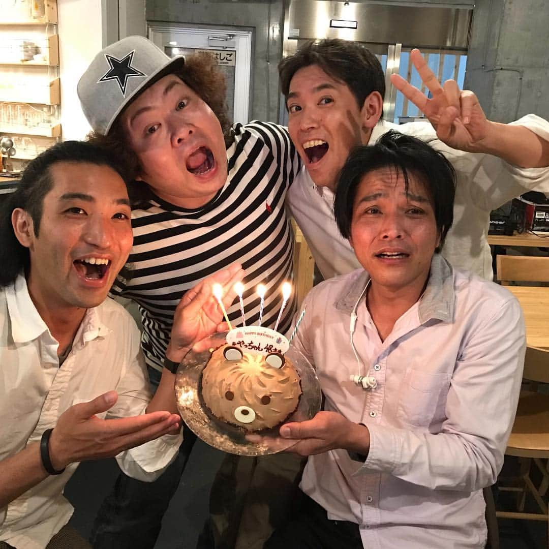 吉田サラダさんのインスタグラム写真 - (吉田サラダInstagram)「どうもマック赤坂です！違うかー！ （港区で当選）  先日、友人の誕生日会を三軒茶屋のそばりあんさんで。全部美味しかった！ おじさん四人でハッピーバスデー歌ってローソクの火を消す。全員照れてました。  おじさん、100点！  #違うか劇場 #ものいい #吉田サラダ #そばりあん  #マック赤坂」4月22日 17時29分 - monoiiyoshida