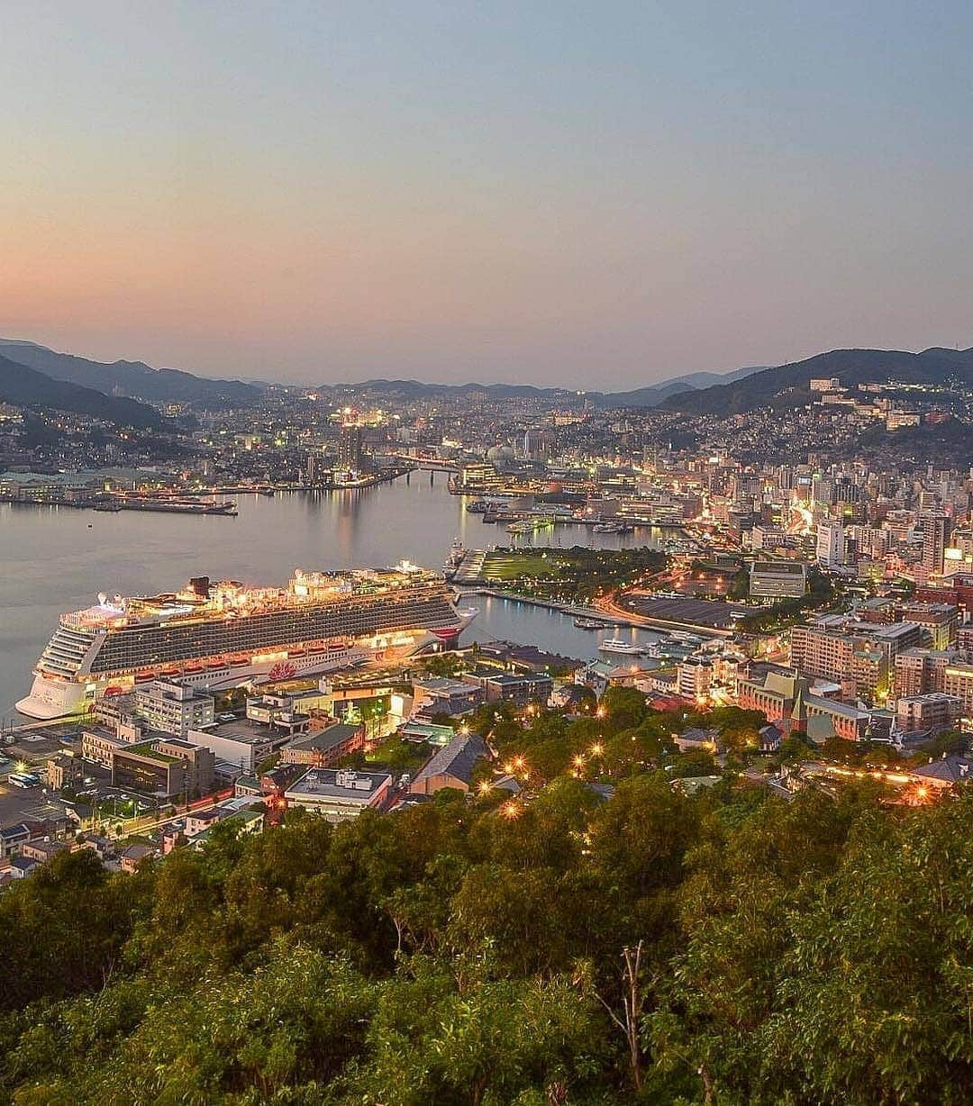 ピーチ・アビエーションさんのインスタグラム写真 - (ピーチ・アビエーションInstagram)「世界三大夜景の一つでもある長崎の夜景スポット🌃  穴場スポットとも言われている鍋冠山公園（なべかんむりやまこうえん）では 左手に海🌊、右手に山🌄と、すり鉢状の地形を立体的に一望できます！ . 時間によって見せる表情が違うのも楽しみの一つですね😊 . . . . . . . . . . . . . . . . . . . . . . . . . . . . . . . . . . . . Place▶ #長崎市 #鍋冠山公園 Photo by▶ @samidare0314 OOKINI!! . . . . . . . . . . . . . . . . . . . . . . . . . . . . . . . . . . . . Peachでは各就航地で撮影された皆さまのお写真を Instagramでご紹介させていただいています✨ . #fly_peach #鍋冠山 #マジックアワー #nagasaki #世界新三大夜景 #世界三大夜景 #長崎夜景 #鍋冠山展望台」4月22日 17時30分 - flypeach