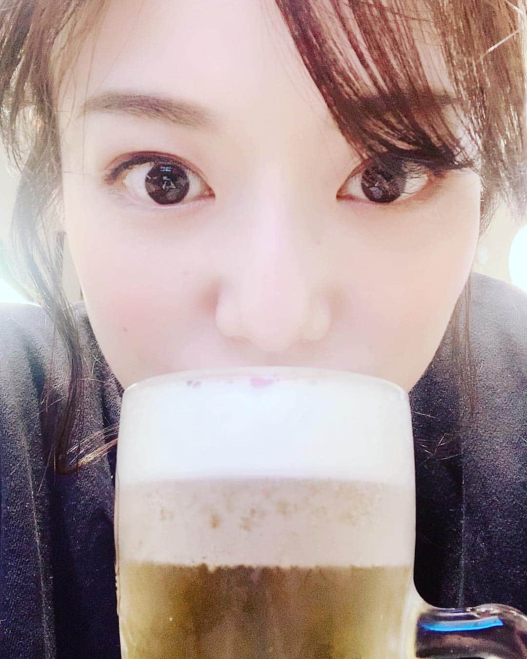愛純もえりのインスタグラム：「甘いものだけやないのよ。 こっちも好きなんよ。 オールマイティーやろ、 ストライクゾーン広いやろ？？笑 . . 急遽予定変更になり、 うーん、よしっ呑もってなった笑 . 明るいうちから呑めるのサイコー❣️ 1人で呑めるお店もっと開拓したい。 . . #月曜から呑んべぇ」