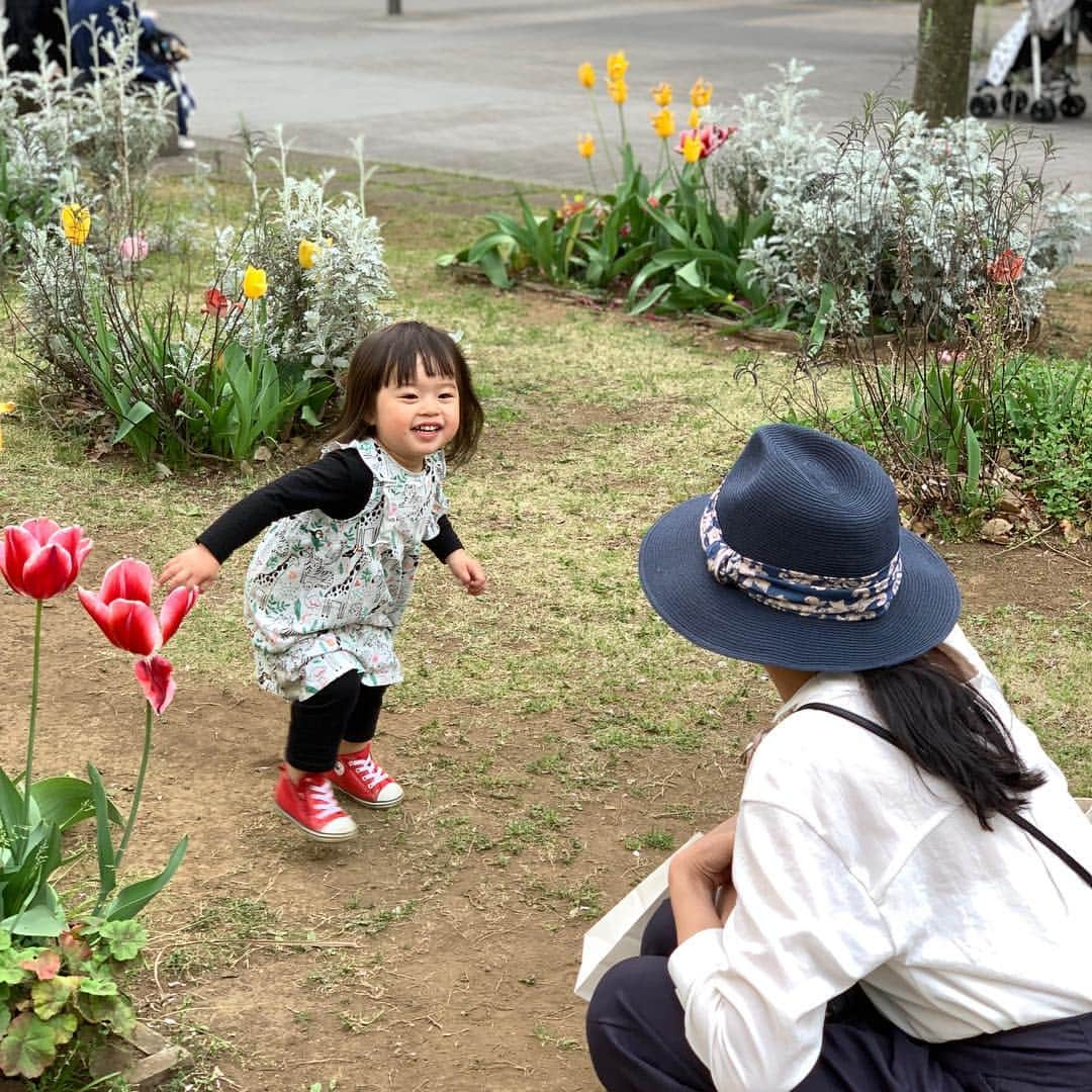 田中美里さんのインスタグラム写真 - (田中美里Instagram)「撮影の時より成長してる千歌ちゃん、可愛い♡ そしてよーく見て、、 私の足の上に、、 「モモングゥワァ〜〜！！」 はい、この言い方、松竹座「天下一の軽口男 笑いの神さん米沢彦八」観た方には通じるよね？  #モモンガ #モモンガといえば #天下一の軽口男  #散歩してた #ふわふわ #可愛い #ポケットに入りたがる #千歌ちゃん #つば広マニッシュ #案外カジュアルにも使える photo by fujiko」4月22日 17時31分 - misatotanaka77