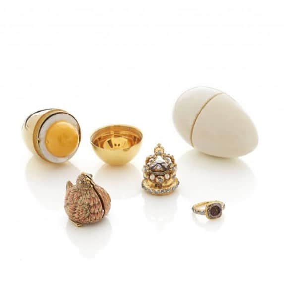 アレクシマビーユのインスタグラム：「Royal Easter kit who inspired Faberge work , originally a french craftmanship gift to the queen Caroline of England  18th century . @alexismabille #easter #faberge #jewelry #treasure #kit #surprise #delicate #refinate #carolinedangleterre #alexismabille #ivory #enamel #gold #stones #egg #crown #ring #secretegg #hen」