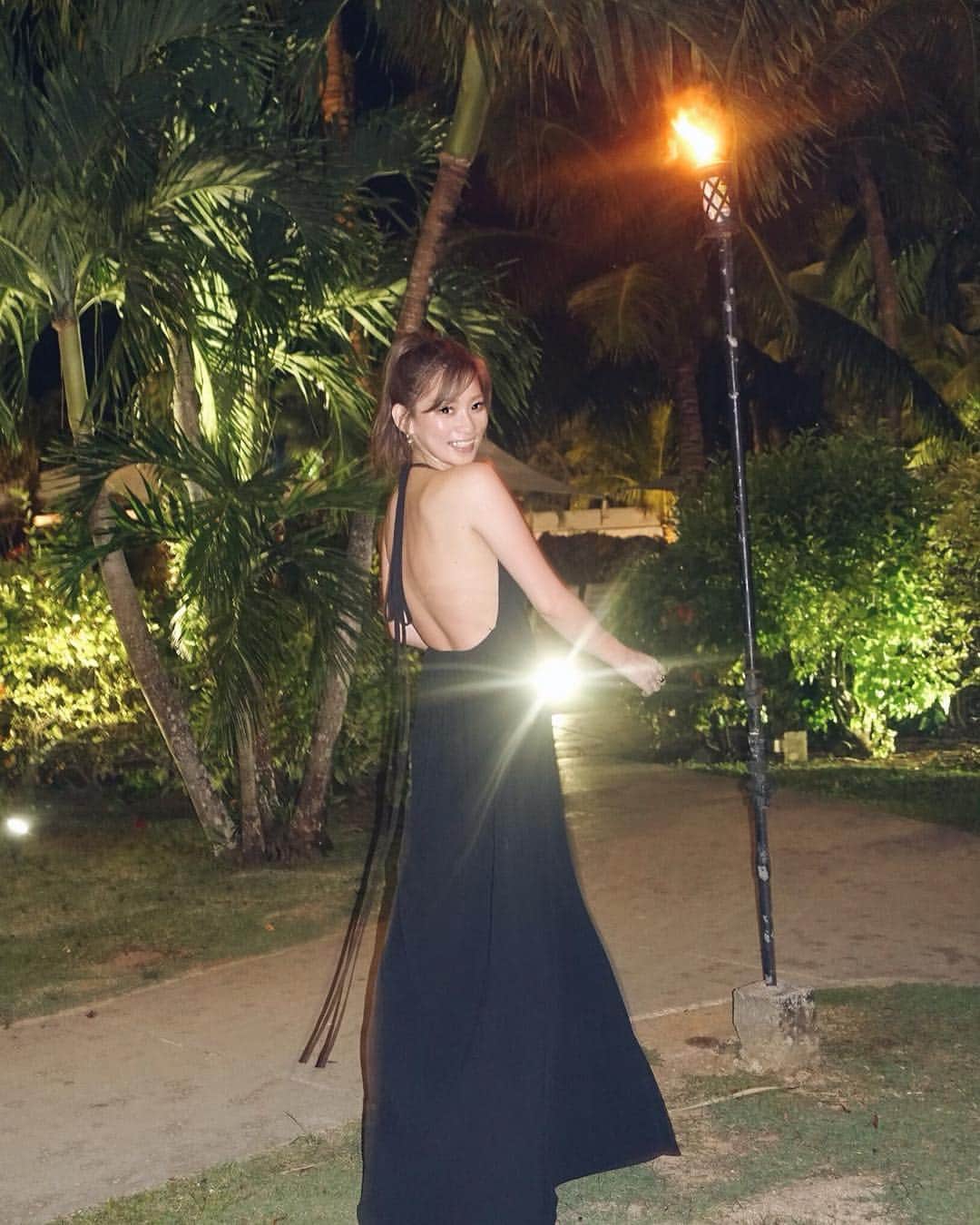 長谷川唯のインスタグラム：「・ ・ サラッと着れるワンピは旅行行くときは絶対に着るよん💛🧡笑顔満点な写真😆👏🏻 @sakihamada ちゃま のおかげ🙊💛 ・ ・ #guam #グアムの投稿まだお付き合い下さい笑 #smile #me #happy #nikkoguam #dinnerdress #dinner #beach」