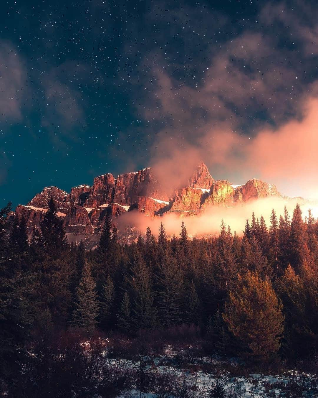 9GAGさんのインスタグラム写真 - (9GAGInstagram)「Tag a photography-loving mate! @voyaged recommends them to visit the Canadian Rockies if they haven’t already 😍 | By @calibreus」4月22日 17時37分 - 9gag