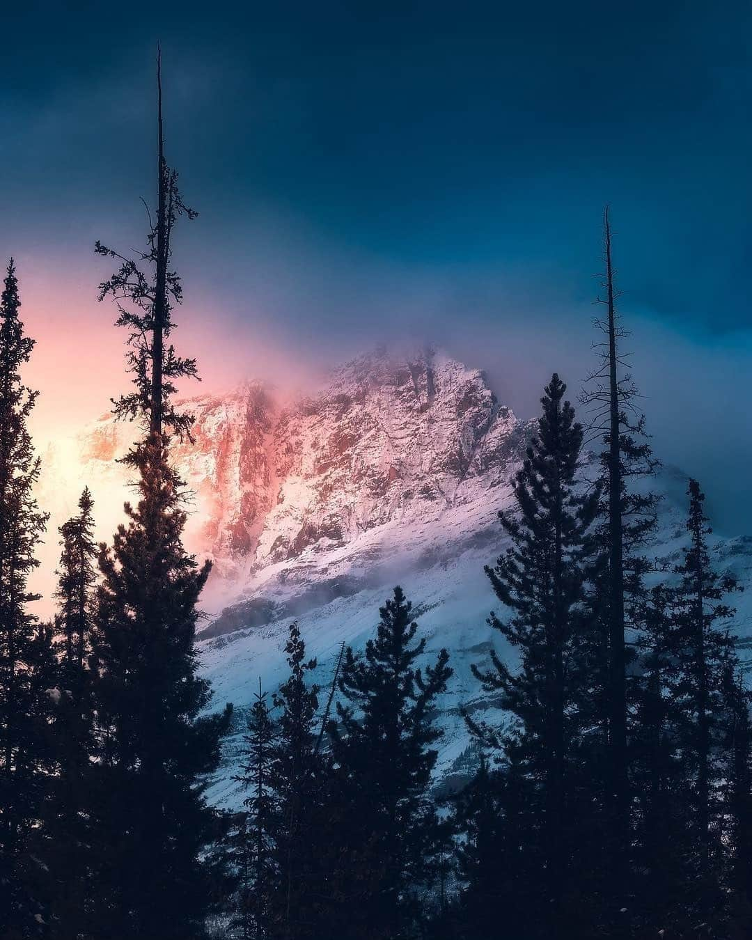 9GAGさんのインスタグラム写真 - (9GAGInstagram)「Tag a photography-loving mate! @voyaged recommends them to visit the Canadian Rockies if they haven’t already 😍 | By @calibreus」4月22日 17時37分 - 9gag