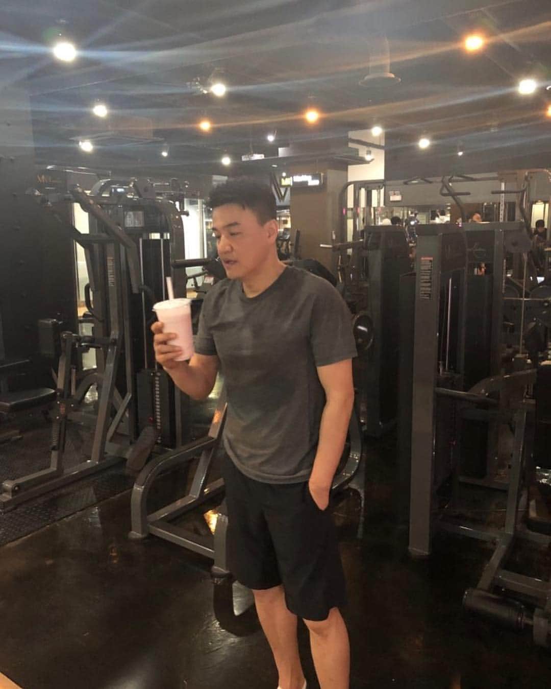 のインスタグラム：「빡쎈 근력운동 후 먹는 단백질 쉐이크! 그거슨 '꿀'이라 할 수 있다.👍👍👍Can't describe the taste of the protein shake after the work out.👍👍👍yummy」