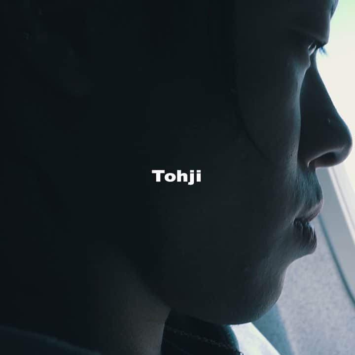 のインスタグラム：「【Tohji初の韓国ツアーのドキュメントが公開📺】 今年3月9日にTohjiが韓国のラッパー／プロデューサーのコレクティブ・STAREX初のショーケースイベントへの参加が決定したことをきっかけに、映像クリエイターYaona Suiによって制作されたツアードキュメントが公開中📺 滞在中の姿はもちろん、ソウルのライブハウス・stay.round.GEEでの熱狂的、なライブの様子や、Futuristic Swavarとの楽曲制作の様子など、あまり見られないTohjiの普段の姿が収められている📹 . . Full verの視聴はTohjiのアカウントをチェック☝ @_tohji_ #Tohji #STAREX」
