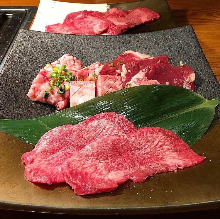 のインスタグラム：「🥩🙏… ・ 週末ご褒美ランチは。 またもや焼き肉の巻。  #また来てしまいました  焼肉はこの年まで食べにゆく 機会があまりなかったところ  先日。好きなお店と出会いましてから。 焼き肉さんが。ささやかなマイブーム。  カジュアルでリーズナブルで 臭いが気にならないのもよい  次から次へと一気にジューーと。 焼いていただくのが苦手なので。  おうちごはんのように。 じわじわ焼き加減を楽しみながら  かたわら会話を楽しみながらと いただくのがちょうどよろしく 約１時間半の焼き肉タイムの巻  時間ある時ならではの。 貴重な楽しみにしたい。  そして  焼き肉も自分なりのスタイルで。 楽しんでみたい今年のひとコマ。  店員さんも明るく爽やかな方々で。 先週もご来店くださいましたよね！  と覚えていてくださいましたが 正しくは3週間前でしたけれど  また来月か再来月に行けるかな… 🙄 #また食べたい  #気分転換  #ライス が 小→中 へ… 😨 ・ ・ ・ ・ ・ 🌸" 作品展示情報… ・ 『第7回 郷さくら美術館 桜花賞展』 … 会場：郷さくら美術館 ・ 「郷さくら美術館　桜花賞」展は、「桜」を描いた現代日本画を多くの方々にご覧頂き、日本画の素晴らしさを再発見してもらうことを目的とした展覧会です。今回もこれからの活躍がますます期待される日本画家31名が、日本美術でおなじみの「桜」という大変難しいモチーフを相手に、それぞれの持ち昧を生かした個性的な素晴らしい桜の絵画に仕上げています。現代日本画家たちの個性を、豊かな桜花の美しさを、どうぞお楽しみください。  東京都目黒区上目黒1-7-13　 TEL：03-3496-1771  東急東横線、東京メトロ日比谷線 中目黒駅より徒歩５分 ◼︎詳しくはホームページをご覧ください … ・ ・  #reasonable  #🌸 #春 #spring #休日ランチ #ランチ #lunch #food  #スタミナ回復 #外食 #Tokyo #food #お肉大好き  #meat  #焼肉 #yakiniku #beautiful  #お肉 #牛タン #ホルモン #beef  #日本画家 の #外出こんなもん #栄養補給」