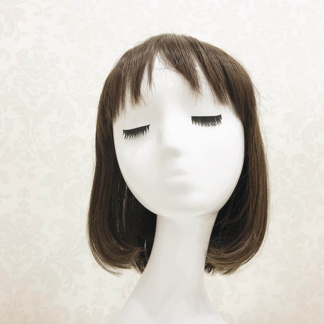 AQUADOLL アクアドールウィッグさんのインスタグラム写真 - (AQUADOLL アクアドールウィッグInstagram)「こんにちは😃アクアドール名古屋サロンの野村です❗️ 先日、上野サロンからボブのウィッグを頂きましたのでちょっとセットしてみました😆 ボブでも可愛くアレンジ出来きます❤️ ちなみに桜の飾りは梅田サロンからのお土産ついてた飾りです🤣 アクアドール名古屋サロンではセットアレンジ¥3,780-(税込)も承っております💕 #アクアドール #ウィッグ #医療用ウィッグ #医療用かつら #aquadoll #wig #hair  #抗がん剤 #脱毛症 #副作用 #抜毛 #薄毛 #フルウィッグ#円形脱毛症#おしゃれ#白髪#女装#名古屋#愛知#名駅#セットアレンジ#ハーフアップ#動きのあるスタイル#さくらあつめ#お土産」4月22日 17時58分 - aquadollwig