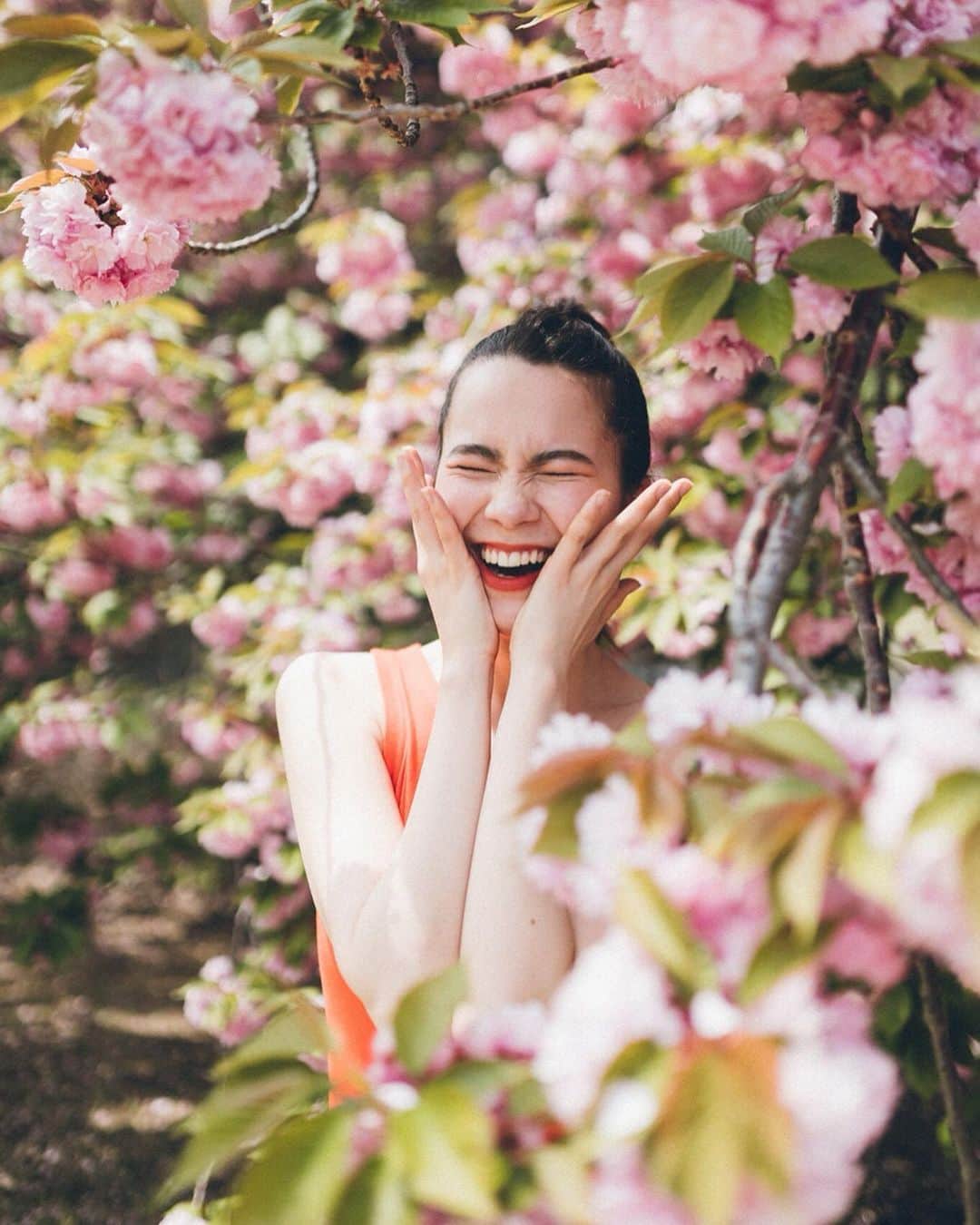 マリークレアさんのインスタグラム写真 - (マリークレアInstagram)「春はベビーピンクの花がたくさん🌸 仕事前に散歩がてら撮ってもらいました〜 📸@yuma1983 #marieclaire_fashion_」4月22日 17時58分 - marie1227claire