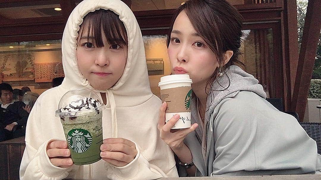 黒澤詩音のインスタグラム：「*﻿﻿ ﻿﻿ 載せ忘れていた、紗帆ちゃんとの #お花見🌸﻿﻿ ﻿﻿ てるてる坊主ファッションしてたさぽ。﻿﻿ 愛おしい。﻿﻿ ﻿﻿ ２枚目、本人もお気に入りの一枚なのですが、見れば見るほど癖になるゆるキャラ感。﻿﻿ ﻿﻿ ﻿ ﻿﻿この、上野公園のスタバ、富山の環水公園のスタバの次に好き。﻿ ﻿ 環水公園のスタバは、これまで富山3回行ったことあって、3回とも行きました😂。﻿ あとは、鎌倉のスタバも好きでリピーター。﻿ ﻿ でも飲むのはいつでもどこでも、チャイ。笑﻿ ﻿ ﻿﻿ ﻿﻿ #桜 #上野公園 #上野恩賜公園 #starbucks #uenopark #starbucksjapan」